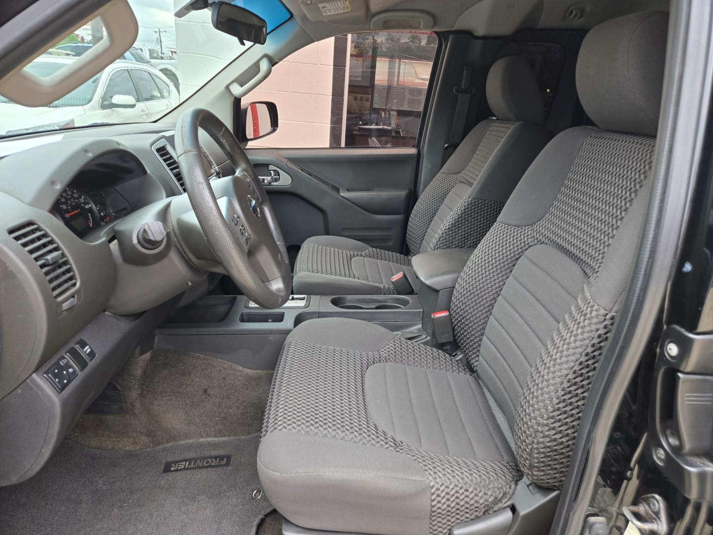 2015 Black Nissan Frontier SV King Cab 6MT 2WD (1N6AD0CU5FN) with an 4.0L V6 DOHC 24V engine, Automatic transmission, located at 503 West Court, Seguin, TX, 78155, (830) 379-3373, 29.568621, -97.969803 - 2015 Nissan Frontier SV King Cab 2WD with a 4.0L V6 DOHC 24V, Automatic, Tilt, Cruise, AM/FM/CD Stereo, Power Windows, Locks and Side Mirrors, Bluetooth, Tinted Windows, Alloy Wheels, Trailer Towing and more!! - Photo#4