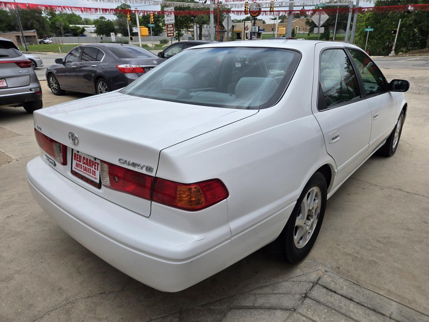 2000 WHITE Toyota Camry CE (4T1BG22K8YU) with an 2.2L L4 DOHC 16V engine, Automatic transmission, located at 503 West Court, Seguin, TX, 78155, (830) 379-3373, 29.568621, -97.969803 - 2000 Toyota Camry CE with a 2.2L L4 DOHC 16V, Automatic, Tilt, Cruise, AM/FM/CD/CASSETTE Stereo, Power Windows, Locks, Seat and Side Mirrors, Alloy Wheels, Rear Defroster and more!! - Photo#2