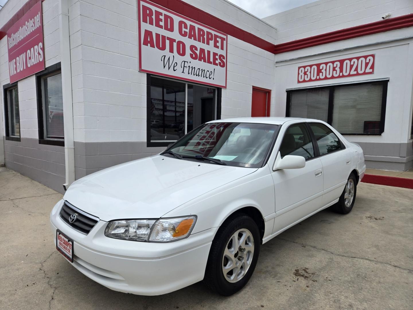 2000 WHITE Toyota Camry CE (4T1BG22K8YU) with an 2.2L L4 DOHC 16V engine, Automatic transmission, located at 503 West Court, Seguin, TX, 78155, (830) 379-3373, 29.568621, -97.969803 - 2000 Toyota Camry CE with a 2.2L L4 DOHC 16V, Automatic, Tilt, Cruise, AM/FM/CD/CASSETTE Stereo, Power Windows, Locks, Seat and Side Mirrors, Alloy Wheels, Rear Defroster and more!! - Photo#0