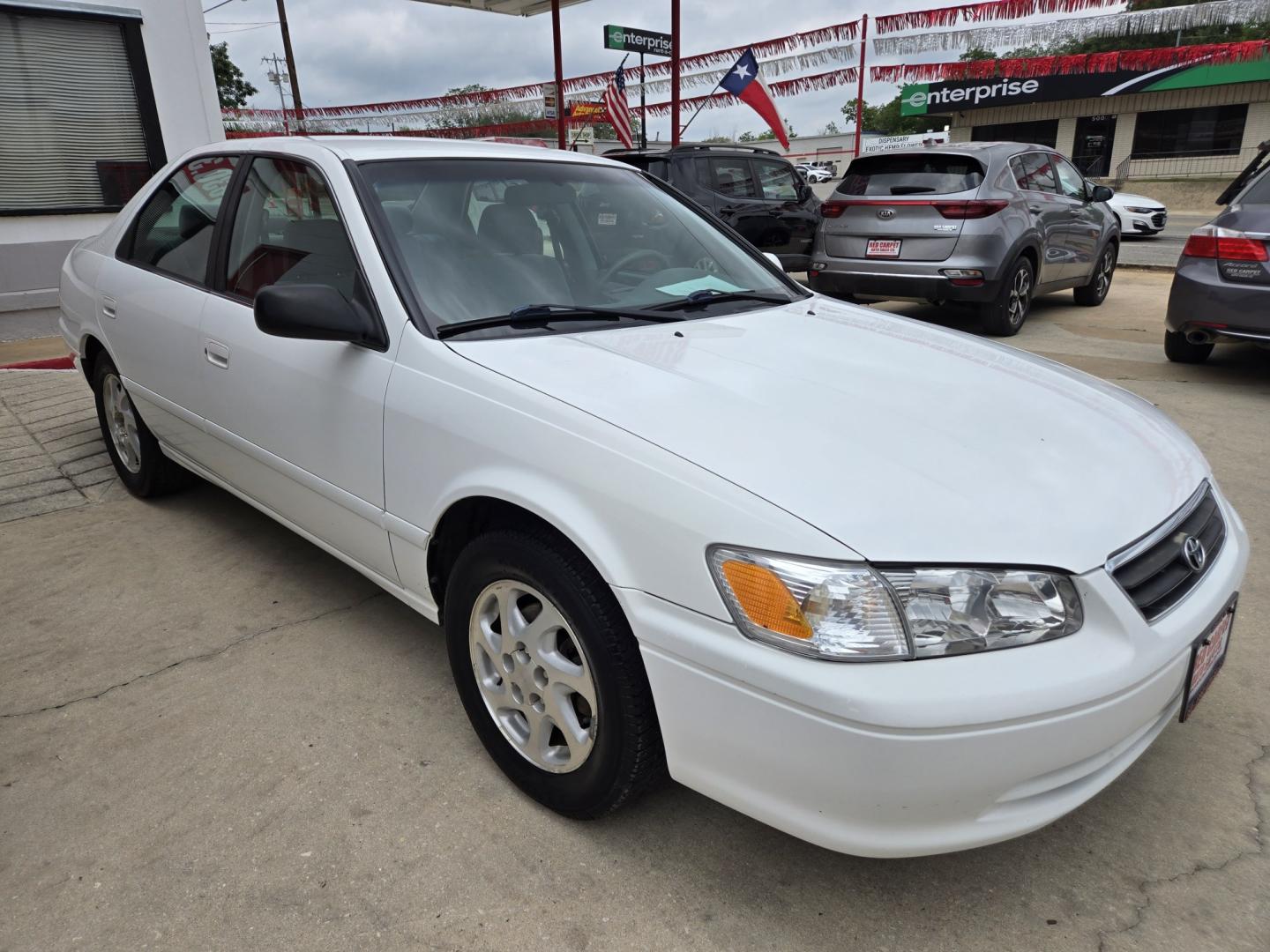 2000 WHITE Toyota Camry CE (4T1BG22K8YU) with an 2.2L L4 DOHC 16V engine, Automatic transmission, located at 503 West Court, Seguin, TX, 78155, (830) 379-3373, 29.568621, -97.969803 - 2000 Toyota Camry CE with a 2.2L L4 DOHC 16V, Automatic, Tilt, Cruise, AM/FM/CD/CASSETTE Stereo, Power Windows, Locks, Seat and Side Mirrors, Alloy Wheels, Rear Defroster and more!! - Photo#1