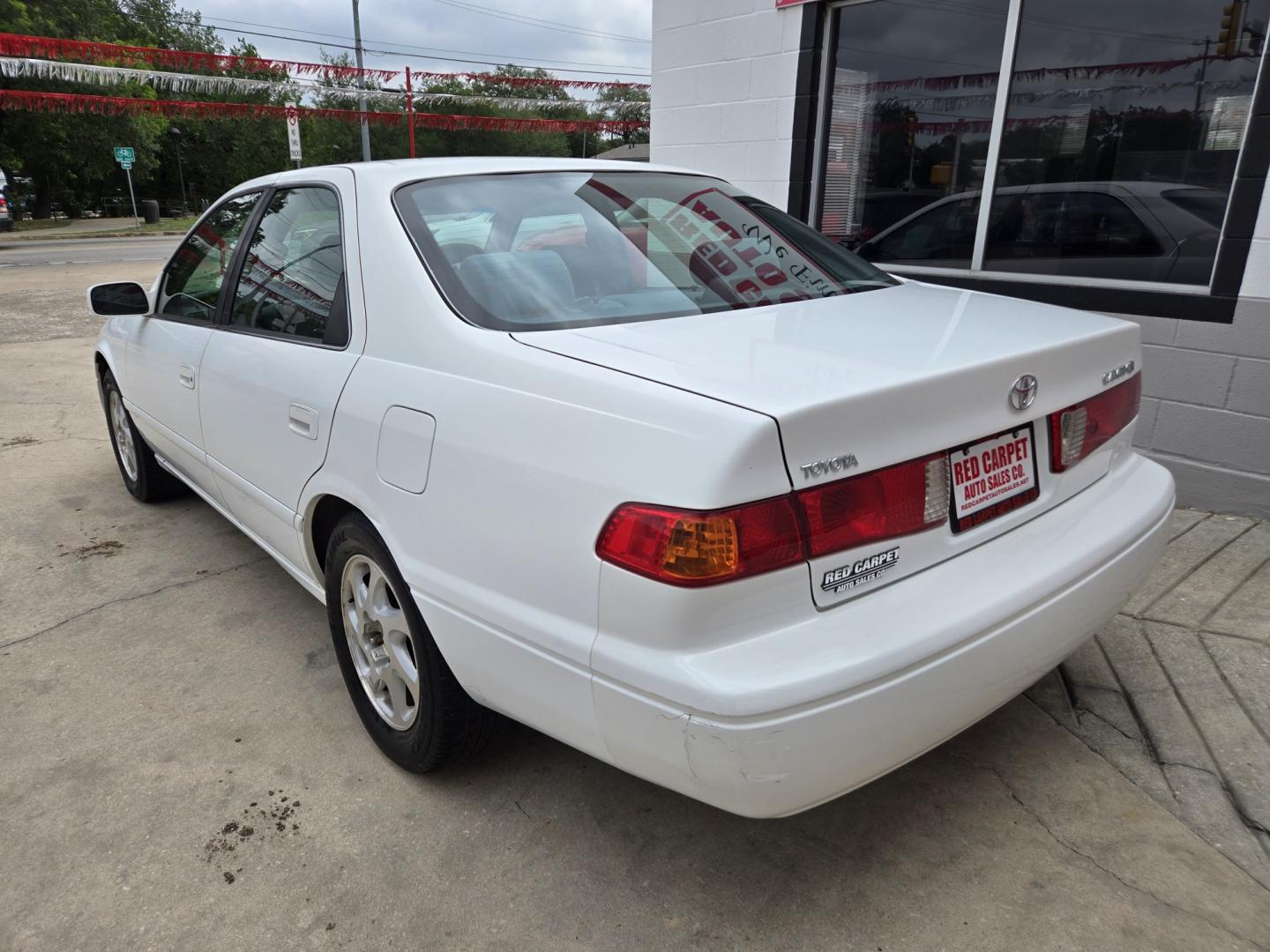 2000 WHITE Toyota Camry CE (4T1BG22K8YU) with an 2.2L L4 DOHC 16V engine, Automatic transmission, located at 503 West Court, Seguin, TX, 78155, (830) 379-3373, 29.568621, -97.969803 - 2000 Toyota Camry CE with a 2.2L L4 DOHC 16V, Automatic, Tilt, Cruise, AM/FM/CD/CASSETTE Stereo, Power Windows, Locks, Seat and Side Mirrors, Alloy Wheels, Rear Defroster and more!! - Photo#3