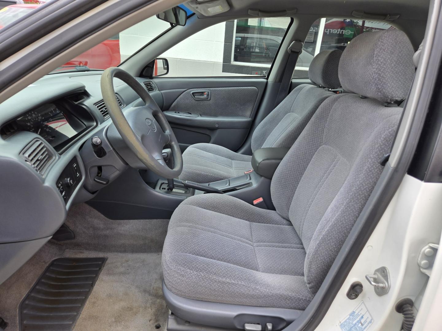 2000 WHITE Toyota Camry CE (4T1BG22K8YU) with an 2.2L L4 DOHC 16V engine, Automatic transmission, located at 503 West Court, Seguin, TX, 78155, (830) 379-3373, 29.568621, -97.969803 - 2000 Toyota Camry CE with a 2.2L L4 DOHC 16V, Automatic, Tilt, Cruise, AM/FM/CD/CASSETTE Stereo, Power Windows, Locks, Seat and Side Mirrors, Alloy Wheels, Rear Defroster and more!! - Photo#4