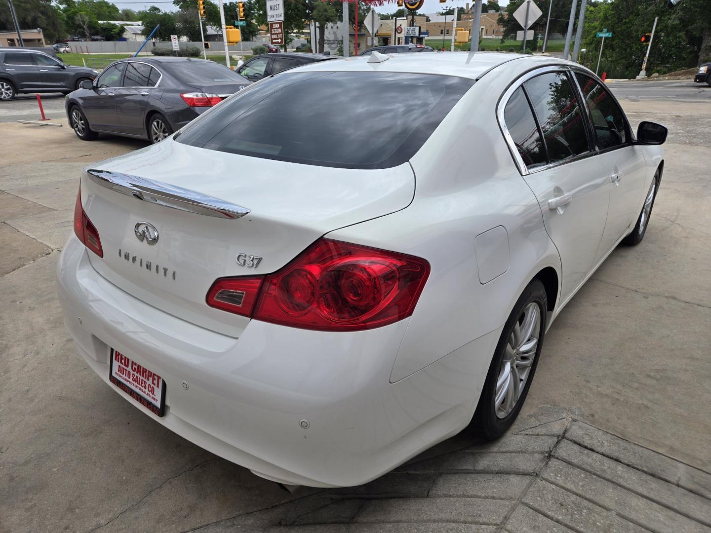 2013 WHITE Infiniti G Sedan 37 Journey (JN1CV6AP8DM) with an 3.7L V6 DOHC 24V engine, 5-Speed Automatic transmission, located at 503 West Court, Seguin, TX, 78155, (830) 379-3373, 29.568621, -97.969803 - 2013 Infiniti G Sedan 37 Journey with a 3.7L V6 DOHC 24V, Automatic, Tilt, Cruise, AM/FM/CD Touchscreen Stereo, Power Windows, Locks, Seat and Side Mirrors, Bluetooth, Leather Seating, Navigation System, Dual Climate Control, Tinted Windows, Power Sunroof, Alloy Wheels, Backup Camera, Rear Defroster - Photo#2