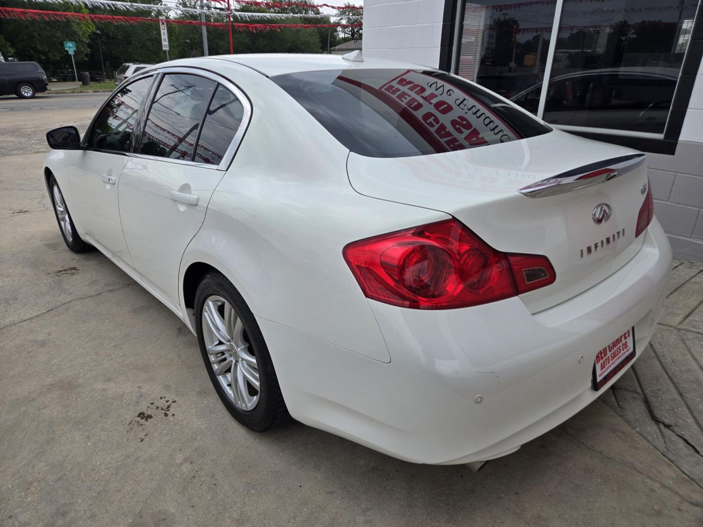 2013 WHITE Infiniti G Sedan 37 Journey (JN1CV6AP8DM) with an 3.7L V6 DOHC 24V engine, 5-Speed Automatic transmission, located at 503 West Court, Seguin, TX, 78155, (830) 379-3373, 29.568621, -97.969803 - 2013 Infiniti G Sedan 37 Journey with a 3.7L V6 DOHC 24V, Automatic, Tilt, Cruise, AM/FM/CD Touchscreen Stereo, Power Windows, Locks, Seat and Side Mirrors, Bluetooth, Leather Seating, Navigation System, Dual Climate Control, Tinted Windows, Power Sunroof, Alloy Wheels, Backup Camera, Rear Defroster - Photo#3