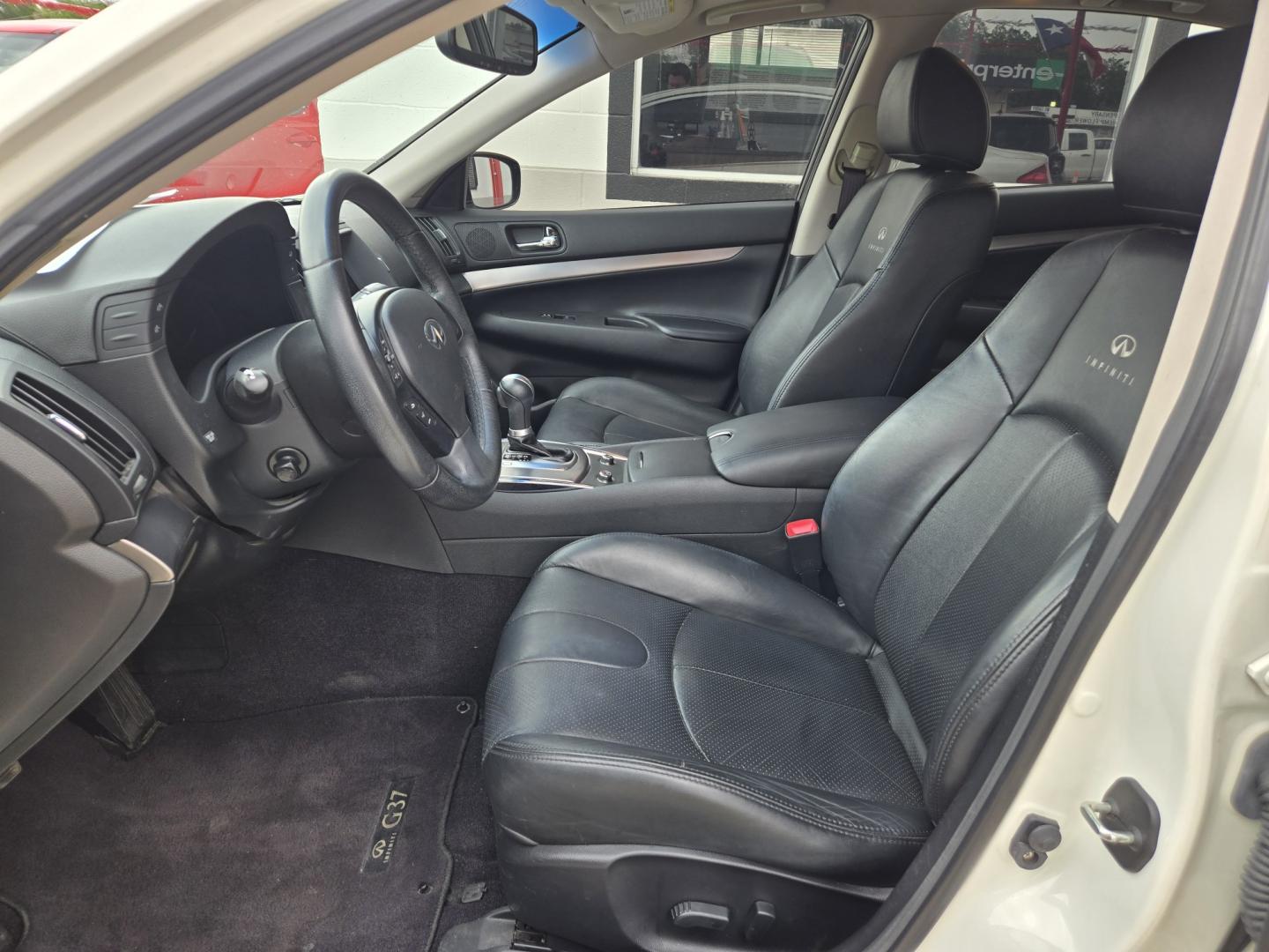 2013 WHITE Infiniti G Sedan 37 Journey (JN1CV6AP8DM) with an 3.7L V6 DOHC 24V engine, 5-Speed Automatic transmission, located at 503 West Court, Seguin, TX, 78155, (830) 379-3373, 29.568621, -97.969803 - 2013 Infiniti G Sedan 37 Journey with a 3.7L V6 DOHC 24V, Automatic, Tilt, Cruise, AM/FM/CD Touchscreen Stereo, Power Windows, Locks, Seat and Side Mirrors, Bluetooth, Leather Seating, Navigation System, Dual Climate Control, Tinted Windows, Power Sunroof, Alloy Wheels, Backup Camera, Rear Defroster - Photo#4