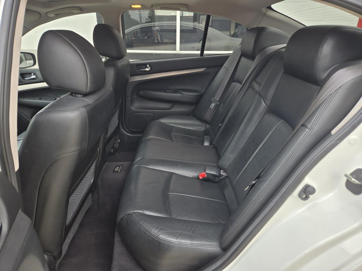 2013 WHITE Infiniti G Sedan 37 Journey (JN1CV6AP8DM) with an 3.7L V6 DOHC 24V engine, 5-Speed Automatic transmission, located at 503 West Court, Seguin, TX, 78155, (830) 379-3373, 29.568621, -97.969803 - 2013 Infiniti G Sedan 37 Journey with a 3.7L V6 DOHC 24V, Automatic, Tilt, Cruise, AM/FM/CD Touchscreen Stereo, Power Windows, Locks, Seat and Side Mirrors, Bluetooth, Leather Seating, Navigation System, Dual Climate Control, Tinted Windows, Power Sunroof, Alloy Wheels, Backup Camera, Rear Defroster - Photo#6