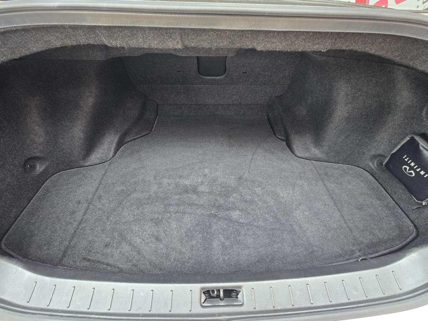 2013 WHITE Infiniti G Sedan 37 Journey (JN1CV6AP8DM) with an 3.7L V6 DOHC 24V engine, 5-Speed Automatic transmission, located at 503 West Court, Seguin, TX, 78155, (830) 379-3373, 29.568621, -97.969803 - 2013 Infiniti G Sedan 37 Journey with a 3.7L V6 DOHC 24V, Automatic, Tilt, Cruise, AM/FM/CD Touchscreen Stereo, Power Windows, Locks, Seat and Side Mirrors, Bluetooth, Leather Seating, Navigation System, Dual Climate Control, Tinted Windows, Power Sunroof, Alloy Wheels, Backup Camera, Rear Defroster - Photo#7