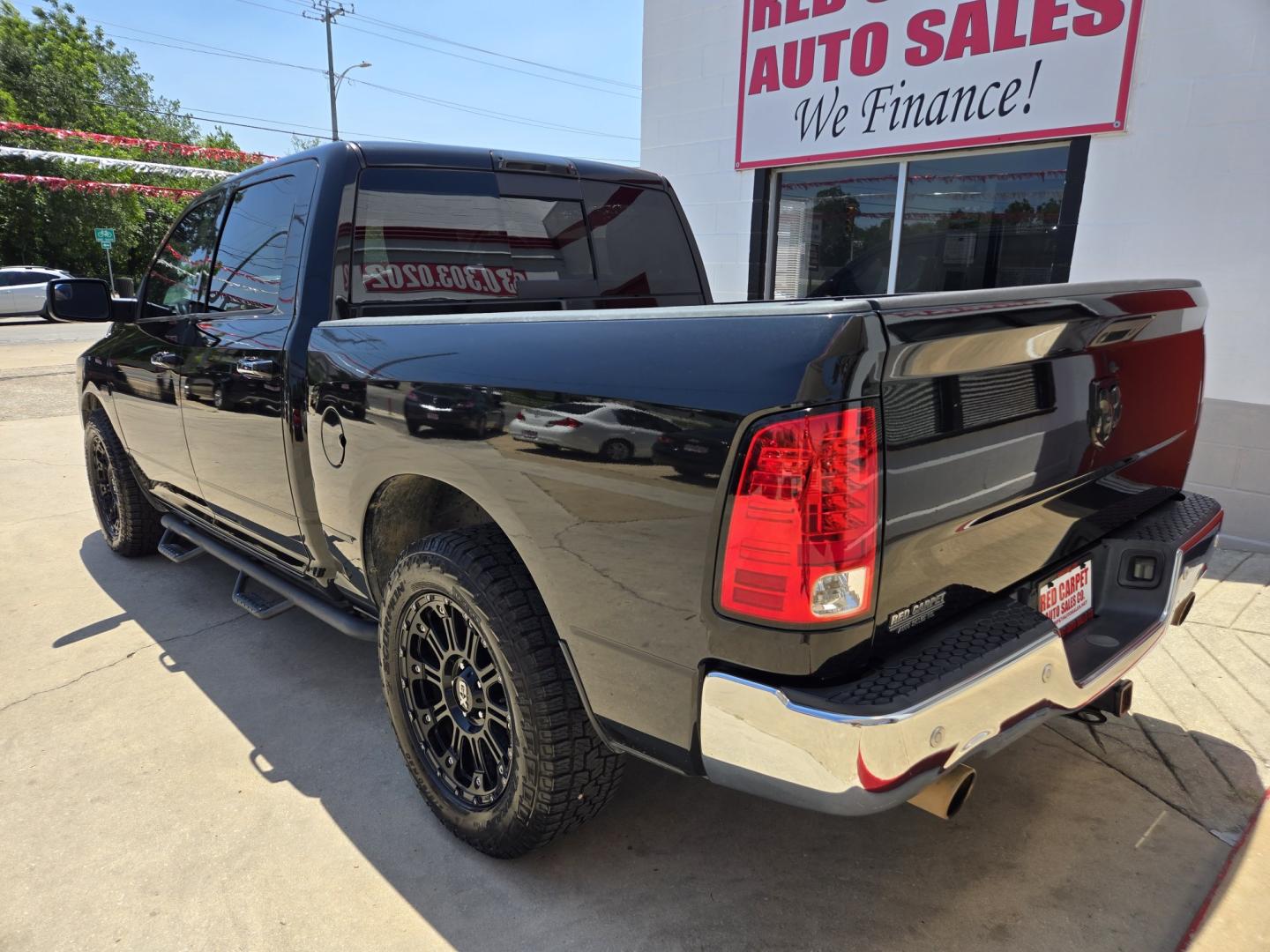 2017 Black RAM 1500 SLT Crew Cab SWB 2WD (3C6RR6LT3HG) with an 5.7L V8 OHV 16V engine, 8A transmission, located at 503 West Court, Seguin, TX, 78155, (830) 379-3373, 29.568621, -97.969803 - 2017 RAM 1500 SLT Crew Cab 2WD with a 5.7L V8 OHV 16V, Automatic, Tilt, Cruise, AM/FM Touchscreen Stereo, Power Windows, Locks, Seat and Side Mirrors, Bluetooth, Dual Climate Control, Running Boards, Tinted Windows, Backup Camera, Bumper Sensors, Trailer Towing and more!! - Photo#3