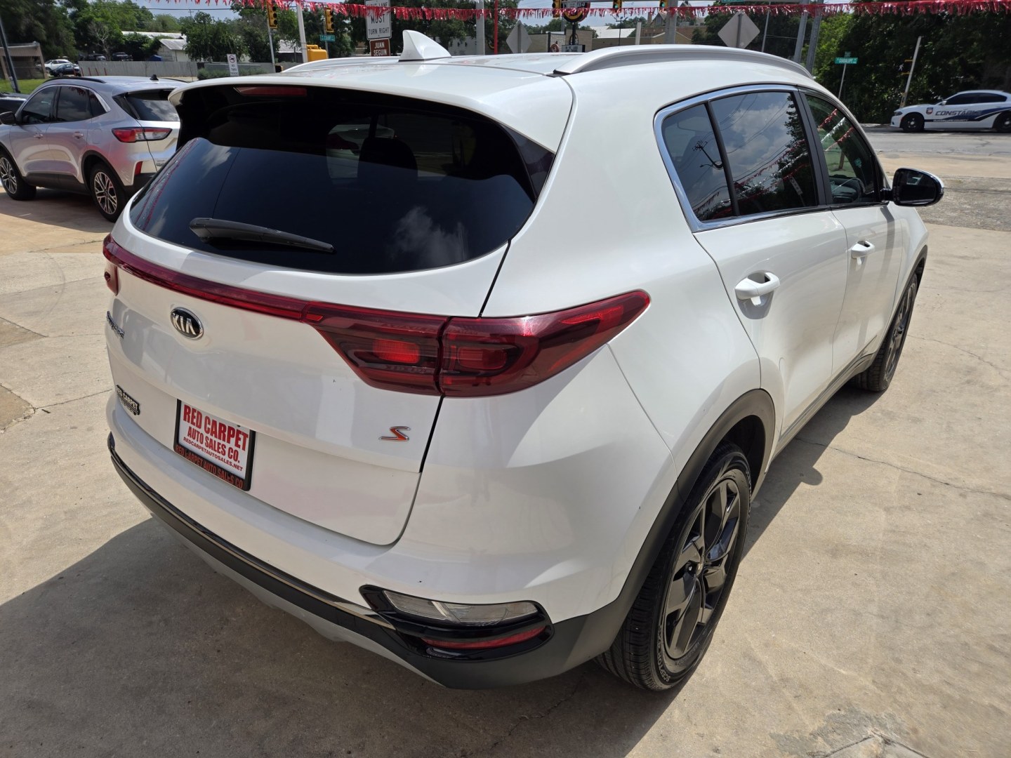 2020 WHITE Kia Sportage S FWD (KNDP63AC0L7) with an 2.4L V6 DOHC 24V engine, 6A transmission, located at 503 West Court, Seguin, TX, 78155, (830) 379-3373, 29.568621, -97.969803 - 2020 Kia Sportage S FWD with a 2.4L V6 DOHC 24V, Automatic, Tilt, Cruise, AM/FM Touchscreen Stereo, Power Windows, Locks and Side Mirrors, Bluetooth, Leather Seating, Rear A/C, Tinted Windows, Backup Camera, Rear Wiper, Rear Defroster and more!! - Photo#2