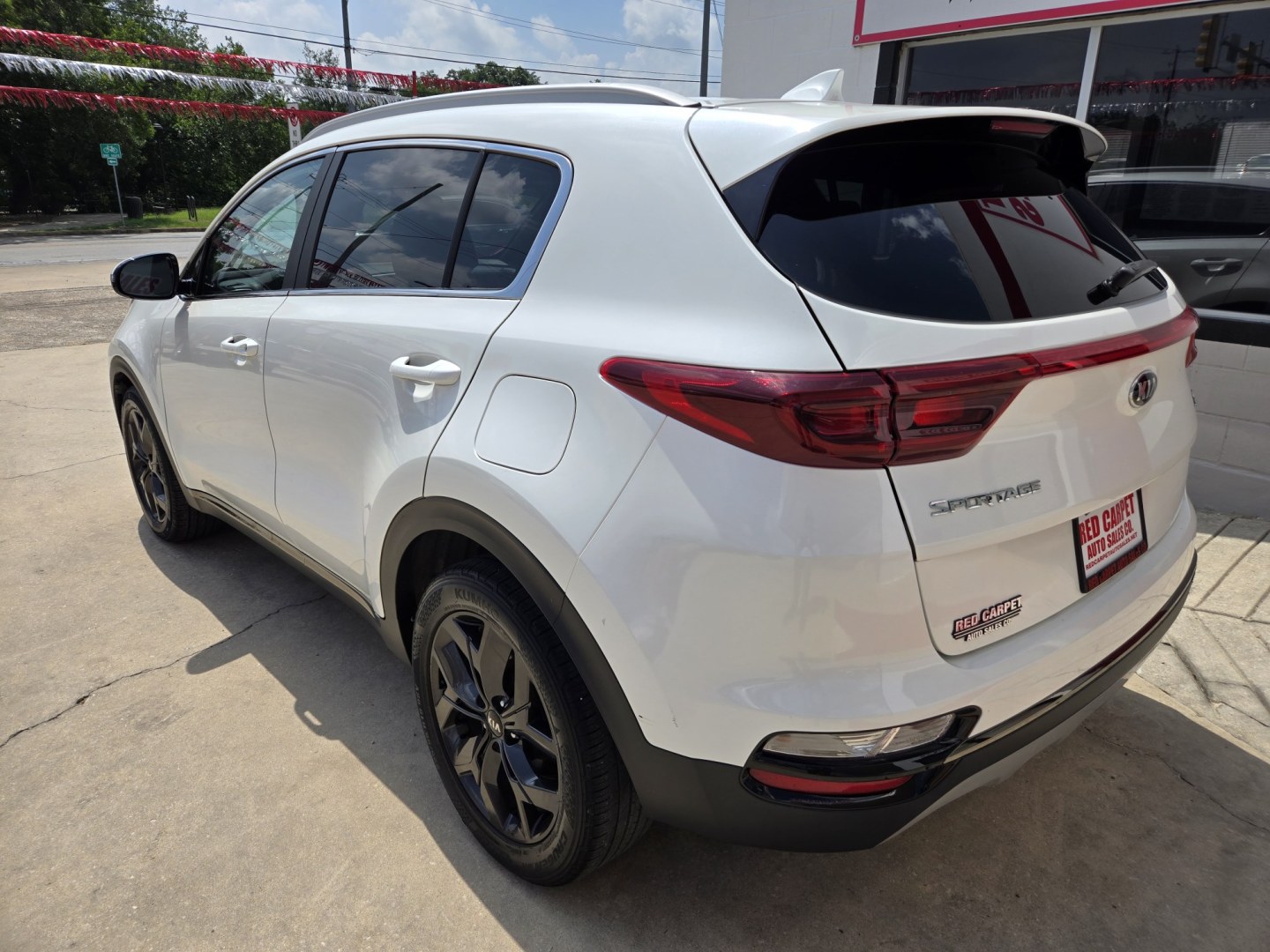 2020 WHITE Kia Sportage S FWD (KNDP63AC0L7) with an 2.4L V6 DOHC 24V engine, 6A transmission, located at 503 West Court, Seguin, TX, 78155, (830) 379-3373, 29.568621, -97.969803 - 2020 Kia Sportage S FWD with a 2.4L V6 DOHC 24V, Automatic, Tilt, Cruise, AM/FM Touchscreen Stereo, Power Windows, Locks and Side Mirrors, Bluetooth, Leather Seating, Rear A/C, Tinted Windows, Backup Camera, Rear Wiper, Rear Defroster and more!! - Photo#3