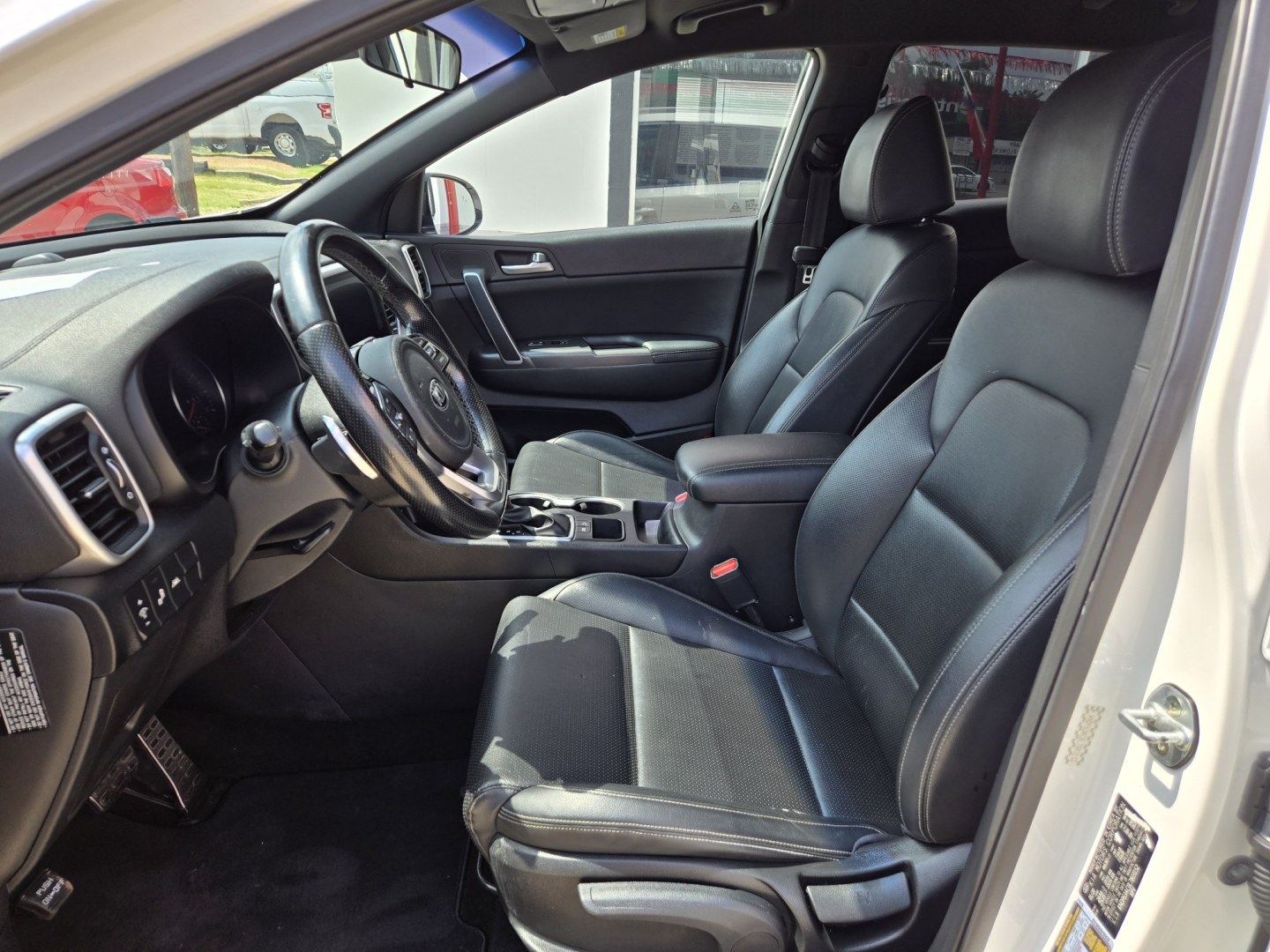 2020 WHITE Kia Sportage S FWD (KNDP63AC0L7) with an 2.4L V6 DOHC 24V engine, 6A transmission, located at 503 West Court, Seguin, TX, 78155, (830) 379-3373, 29.568621, -97.969803 - 2020 Kia Sportage S FWD with a 2.4L V6 DOHC 24V, Automatic, Tilt, Cruise, AM/FM Touchscreen Stereo, Power Windows, Locks and Side Mirrors, Bluetooth, Leather Seating, Rear A/C, Tinted Windows, Backup Camera, Rear Wiper, Rear Defroster and more!! - Photo#4