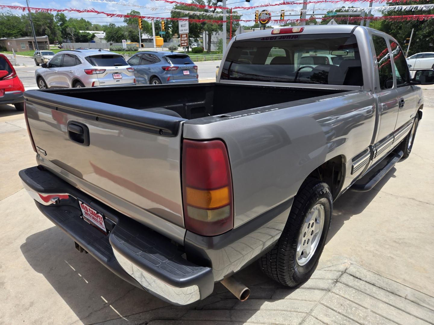 2000 Pewter Chevrolet Silverado 1500 Ext. Cab 3-Door Long Bed 2WD (2GCEC19T5Y1) with an 5.3L V8 OHV 16V engine, Automatic transmission, located at 503 West Court, Seguin, TX, 78155, (830) 379-3373, 29.568621, -97.969803 - 2000 Chevrolet Silverado 1500 Ext. Cab 3-Door 2WD with a 5.3L V8 OHV 16V, Automatic, Tilt, Cruise, AM/FM/CD Stereo, Power Windows, Locks, Seat and Side Mirrors, Tinted Windows, Trailer Towing, Running Boards, Alloy Wheels and more!! - Photo#2