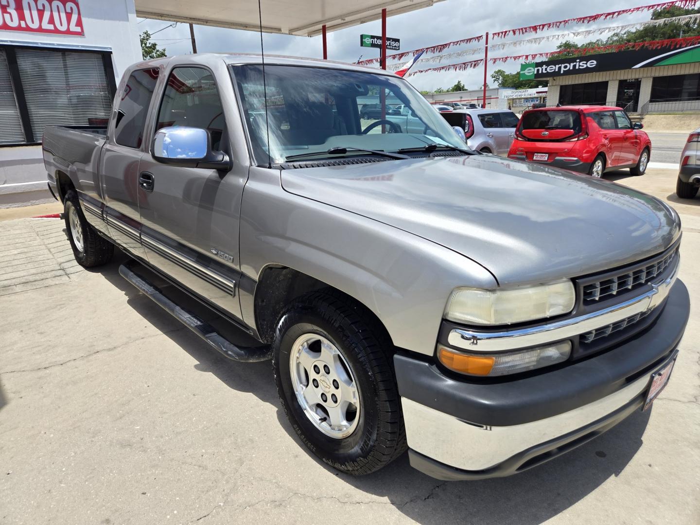 2000 Pewter Chevrolet Silverado 1500 Ext. Cab 3-Door Long Bed 2WD (2GCEC19T5Y1) with an 5.3L V8 OHV 16V engine, Automatic transmission, located at 503 West Court, Seguin, TX, 78155, (830) 379-3373, 29.568621, -97.969803 - 2000 Chevrolet Silverado 1500 Ext. Cab 3-Door 2WD with a 5.3L V8 OHV 16V, Automatic, Tilt, Cruise, AM/FM/CD Stereo, Power Windows, Locks, Seat and Side Mirrors, Tinted Windows, Trailer Towing, Running Boards, Alloy Wheels and more!! - Photo#1