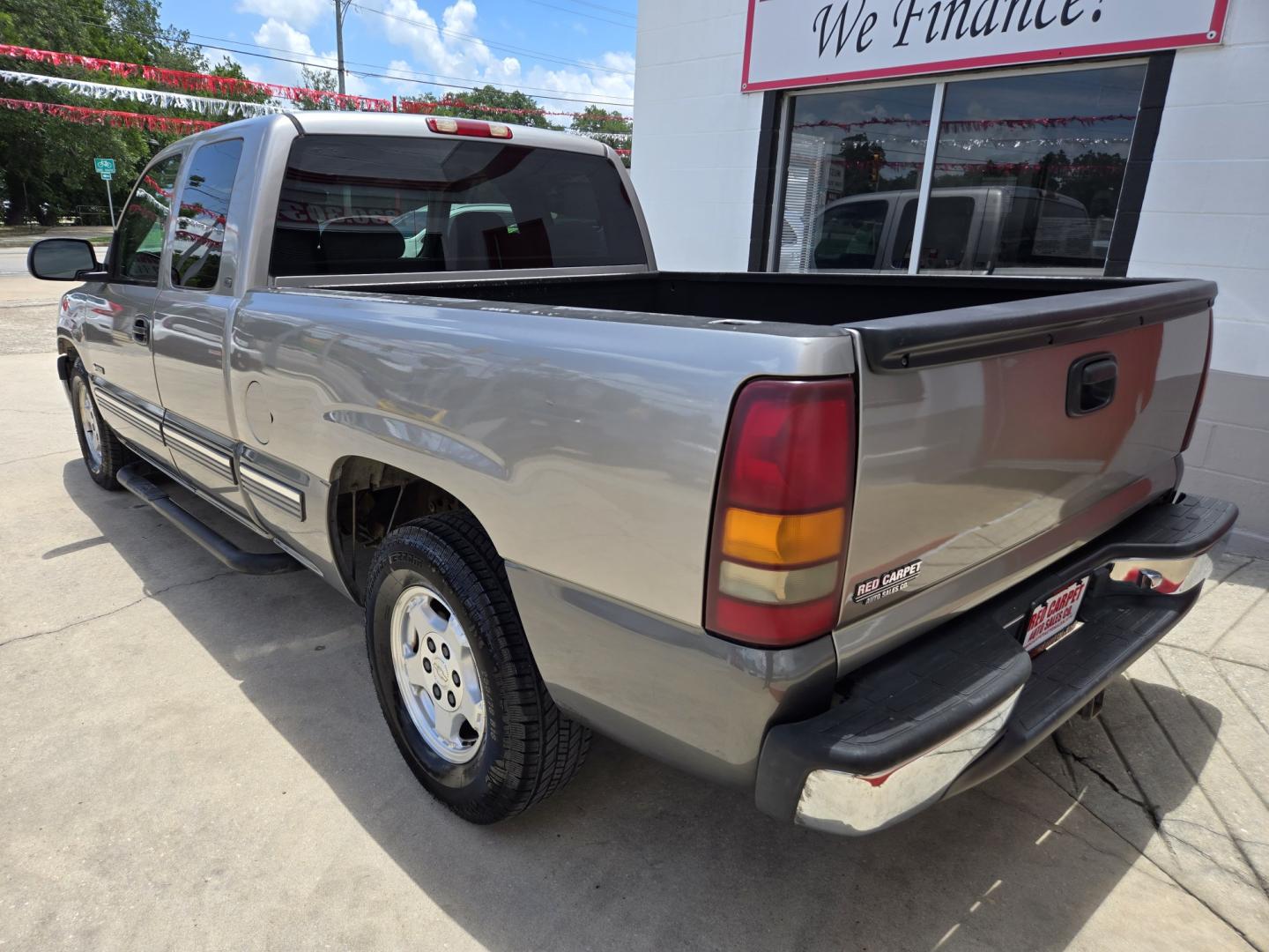 2000 Pewter Chevrolet Silverado 1500 Ext. Cab 3-Door Long Bed 2WD (2GCEC19T5Y1) with an 5.3L V8 OHV 16V engine, Automatic transmission, located at 503 West Court, Seguin, TX, 78155, (830) 379-3373, 29.568621, -97.969803 - 2000 Chevrolet Silverado 1500 Ext. Cab 3-Door 2WD with a 5.3L V8 OHV 16V, Automatic, Tilt, Cruise, AM/FM/CD Stereo, Power Windows, Locks, Seat and Side Mirrors, Tinted Windows, Trailer Towing, Running Boards, Alloy Wheels and more!! - Photo#3