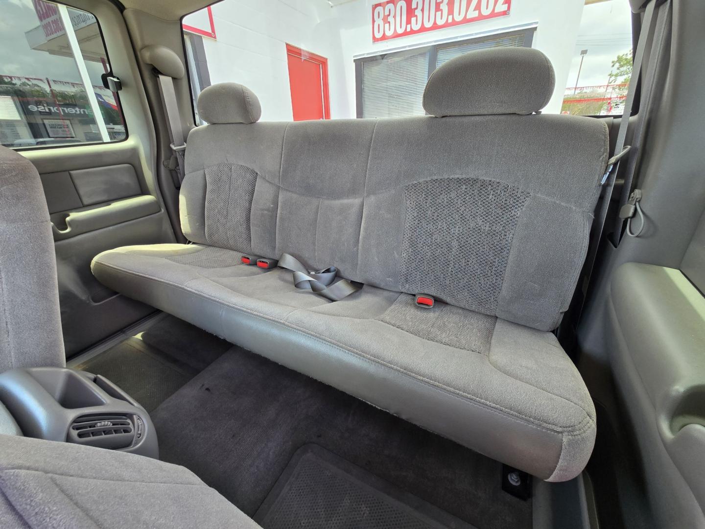 2000 Pewter Chevrolet Silverado 1500 Ext. Cab 3-Door Long Bed 2WD (2GCEC19T5Y1) with an 5.3L V8 OHV 16V engine, Automatic transmission, located at 503 West Court, Seguin, TX, 78155, (830) 379-3373, 29.568621, -97.969803 - 2000 Chevrolet Silverado 1500 Ext. Cab 3-Door 2WD with a 5.3L V8 OHV 16V, Automatic, Tilt, Cruise, AM/FM/CD Stereo, Power Windows, Locks, Seat and Side Mirrors, Tinted Windows, Trailer Towing, Running Boards, Alloy Wheels and more!! - Photo#6
