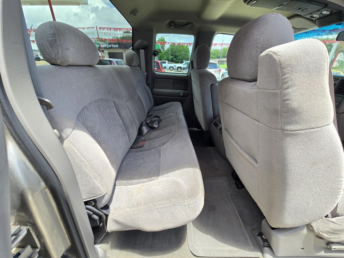2000 Pewter Chevrolet Silverado 1500 Ext. Cab 3-Door Long Bed 2WD (2GCEC19T5Y1) with an 5.3L V8 OHV 16V engine, Automatic transmission, located at 503 West Court, Seguin, TX, 78155, (830) 379-3373, 29.568621, -97.969803 - 2000 Chevrolet Silverado 1500 Ext. Cab 3-Door 2WD with a 5.3L V8 OHV 16V, Automatic, Tilt, Cruise, AM/FM/CD Stereo, Power Windows, Locks, Seat and Side Mirrors, Tinted Windows, Trailer Towing, Running Boards, Alloy Wheels and more!! - Photo#7