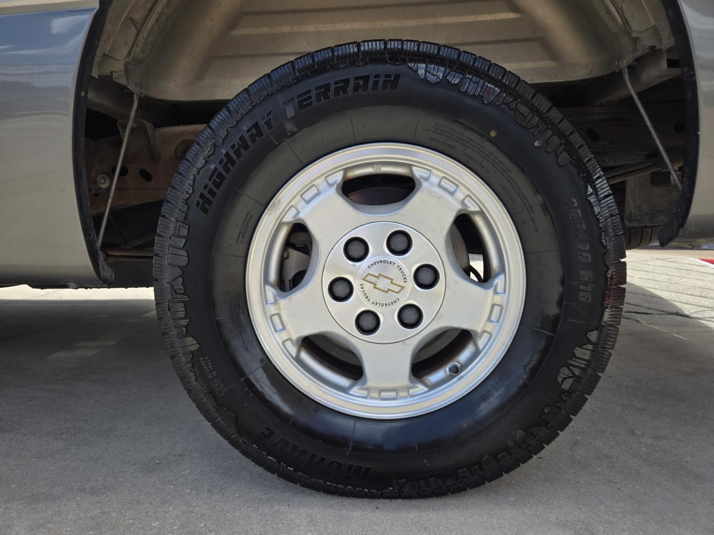 2000 Pewter Chevrolet Silverado 1500 Ext. Cab 3-Door Long Bed 2WD (2GCEC19T5Y1) with an 5.3L V8 OHV 16V engine, Automatic transmission, located at 503 West Court, Seguin, TX, 78155, (830) 379-3373, 29.568621, -97.969803 - 2000 Chevrolet Silverado 1500 Ext. Cab 3-Door 2WD with a 5.3L V8 OHV 16V, Automatic, Tilt, Cruise, AM/FM/CD Stereo, Power Windows, Locks, Seat and Side Mirrors, Tinted Windows, Trailer Towing, Running Boards, Alloy Wheels and more!! - Photo#8