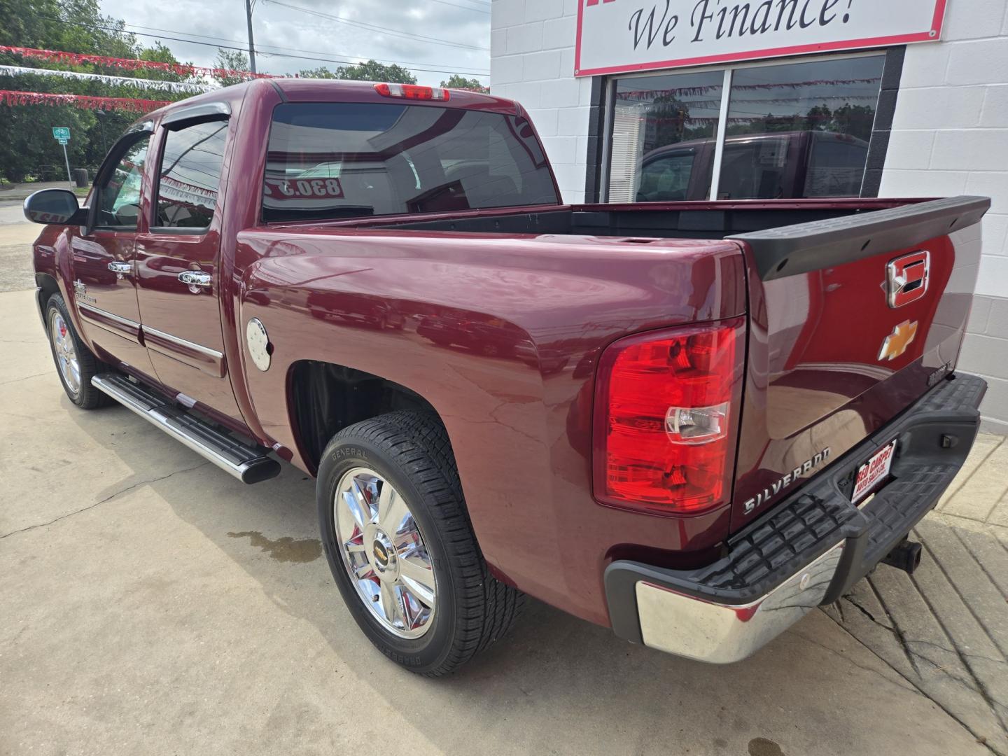 2013 Red Chevrolet Silverado 1500 LT Crew Cab 2WD (3GCPCSE06DG) with an 5.3L V8 OHV 16V FFV engine, 6-Speed Automatic transmission, located at 503 West Court, Seguin, TX, 78155, (830) 379-3373, 29.568621, -97.969803 - 2013 Chevrolet Silverado 1500 LT Crew Cab 2WD with a 5.3L V8 OHV 16V FFV, Automatic, Tilt, Cruise, AM/FM/CD/AUX Stereo, Power Windows, Locks, Seat and Side Mirrors, Bluetooth, Front Bench Seating Leather Seating, Dual Climate Control, Onstar Capability, Running Boards, Trailer Towing, Tinted Windows- Photo#3