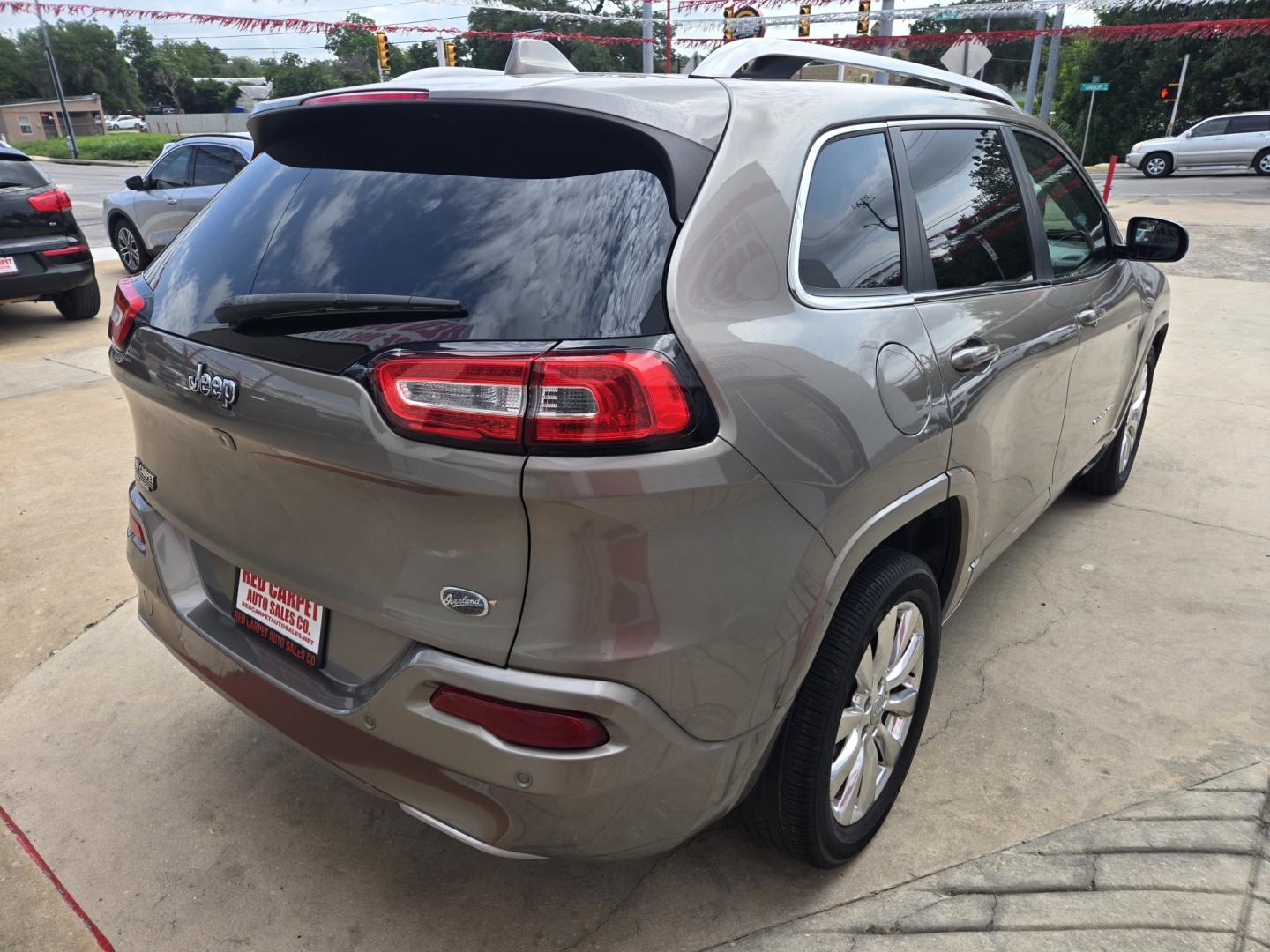 2017 Pewter Jeep Cherokee Overland FWD (1C4PJLJB3HW) with an 2.4L L4 DOHC 16V engine, 9A transmission, located at 503 West Court, Seguin, TX, 78155, (830) 379-3373, 29.568621, -97.969803- Photo#2