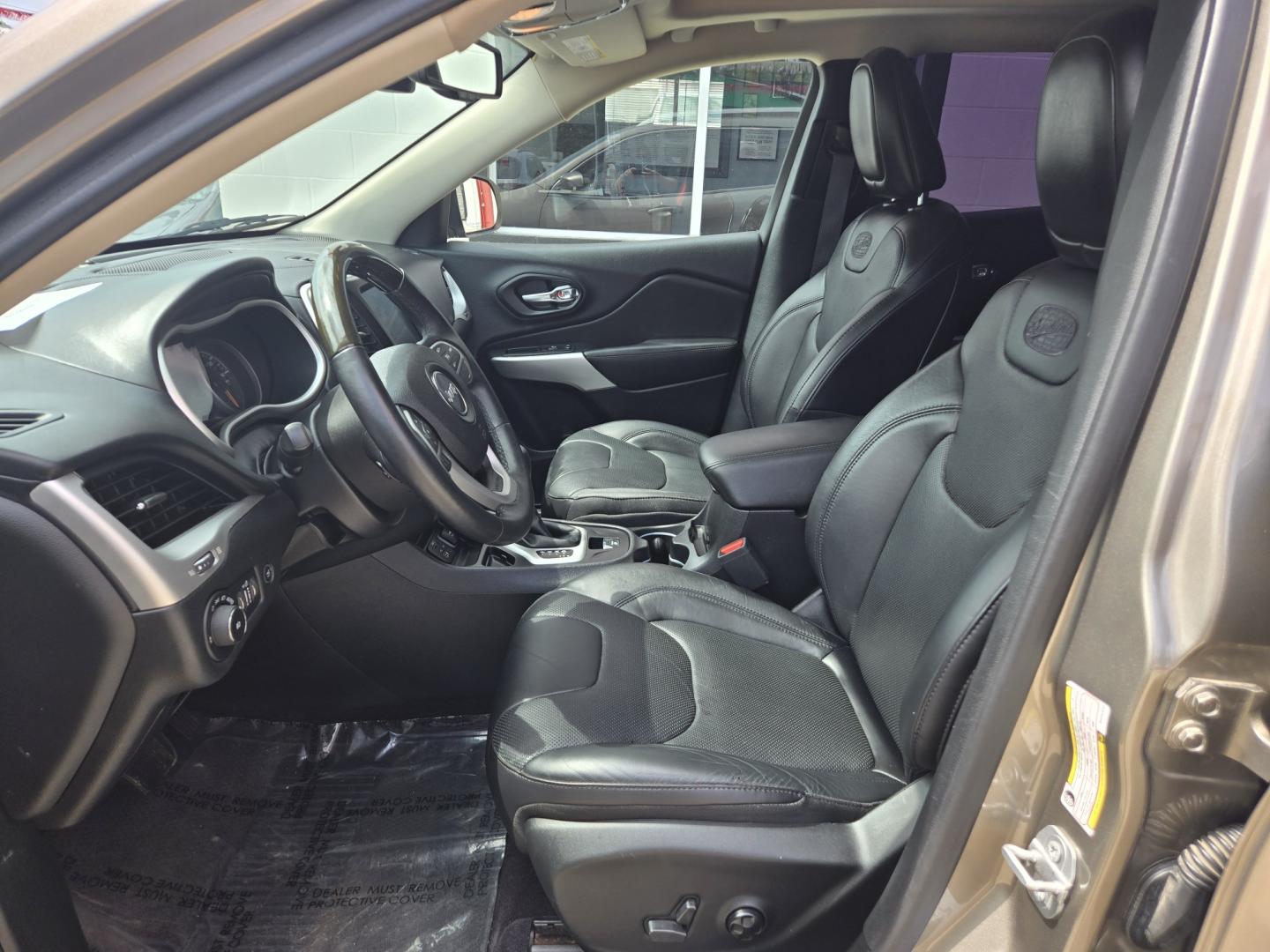 2017 Pewter Jeep Cherokee Overland FWD (1C4PJLJB3HW) with an 2.4L L4 DOHC 16V engine, 9A transmission, located at 503 West Court, Seguin, TX, 78155, (830) 379-3373, 29.568621, -97.969803- Photo#4