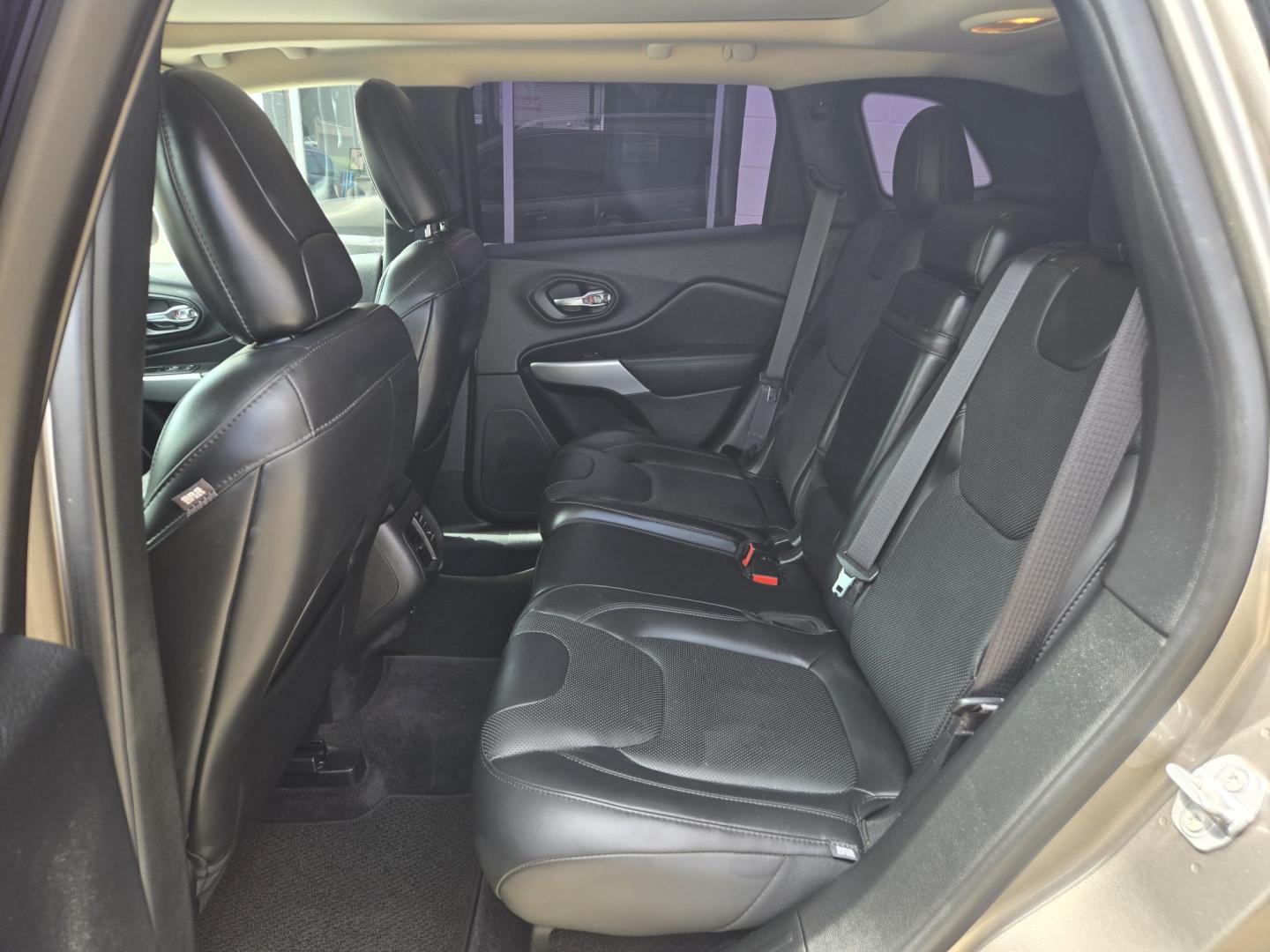 2017 Pewter Jeep Cherokee Overland FWD (1C4PJLJB3HW) with an 2.4L L4 DOHC 16V engine, 9A transmission, located at 503 West Court, Seguin, TX, 78155, (830) 379-3373, 29.568621, -97.969803- Photo#6