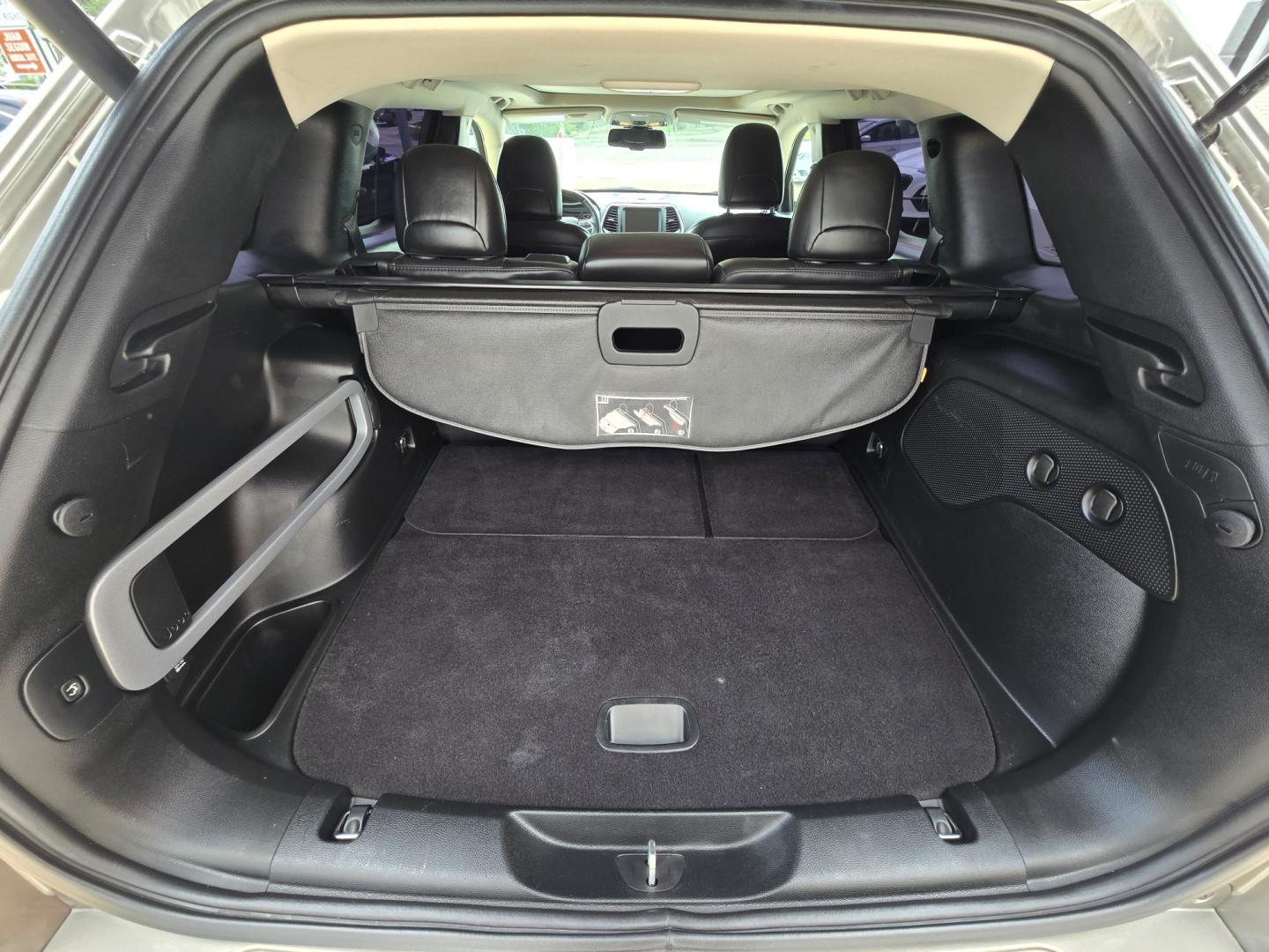 2017 Pewter Jeep Cherokee Overland FWD (1C4PJLJB3HW) with an 2.4L L4 DOHC 16V engine, 9A transmission, located at 503 West Court, Seguin, TX, 78155, (830) 379-3373, 29.568621, -97.969803- Photo#7