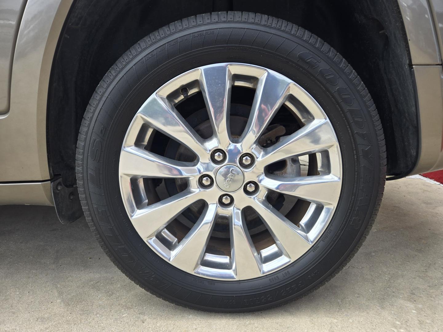 2017 Pewter Jeep Cherokee Overland FWD (1C4PJLJB3HW) with an 2.4L L4 DOHC 16V engine, 9A transmission, located at 503 West Court, Seguin, TX, 78155, (830) 379-3373, 29.568621, -97.969803- Photo#8