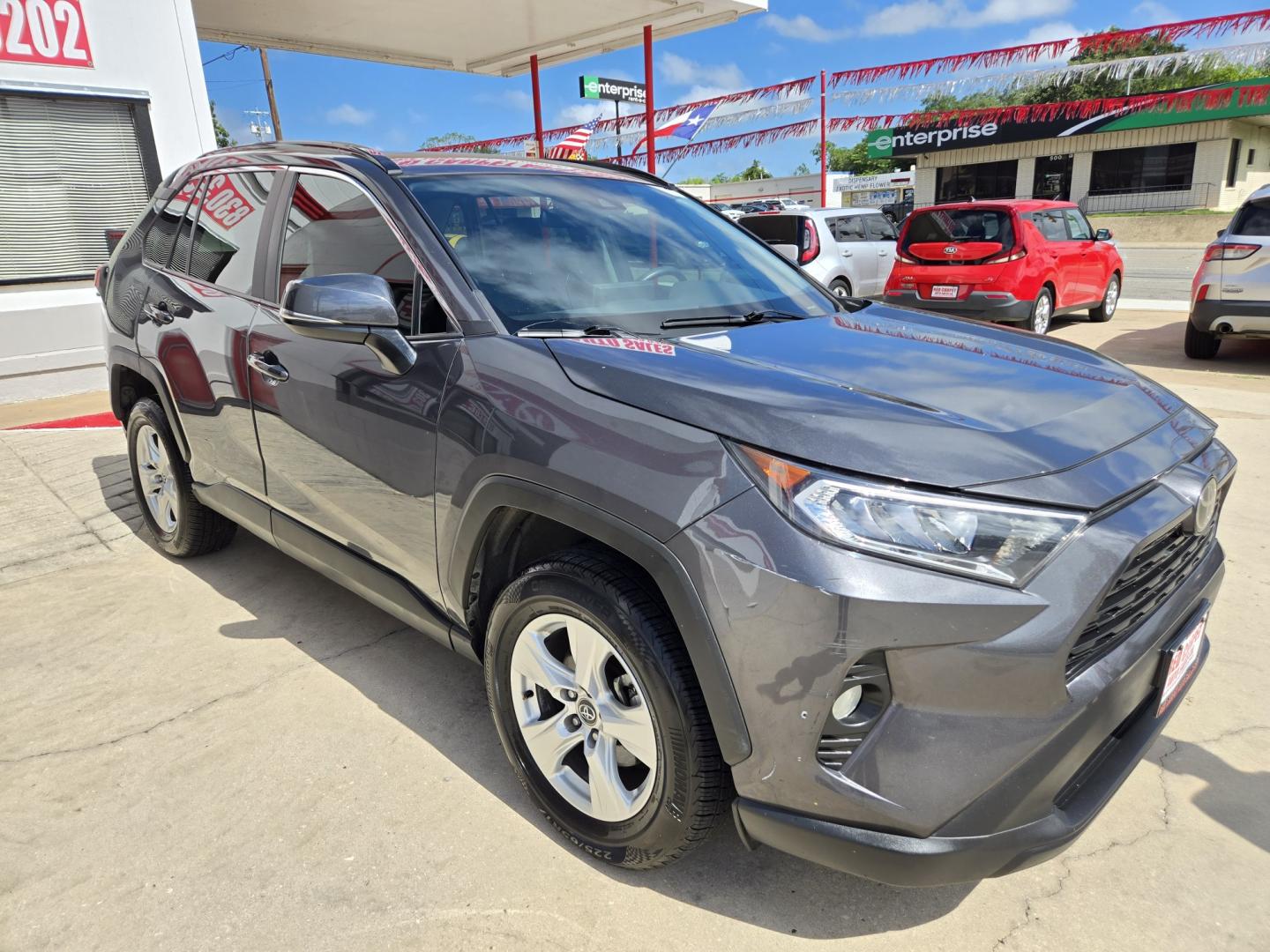 2020 GRAY Toyota RAV4 XLE (2T3W1RFV5LW) with an 2.5L L4 DOHC 16V engine, 8A transmission, located at 503 West Court, Seguin, TX, 78155, (830) 379-3373, 29.568621, -97.969803- Photo#1