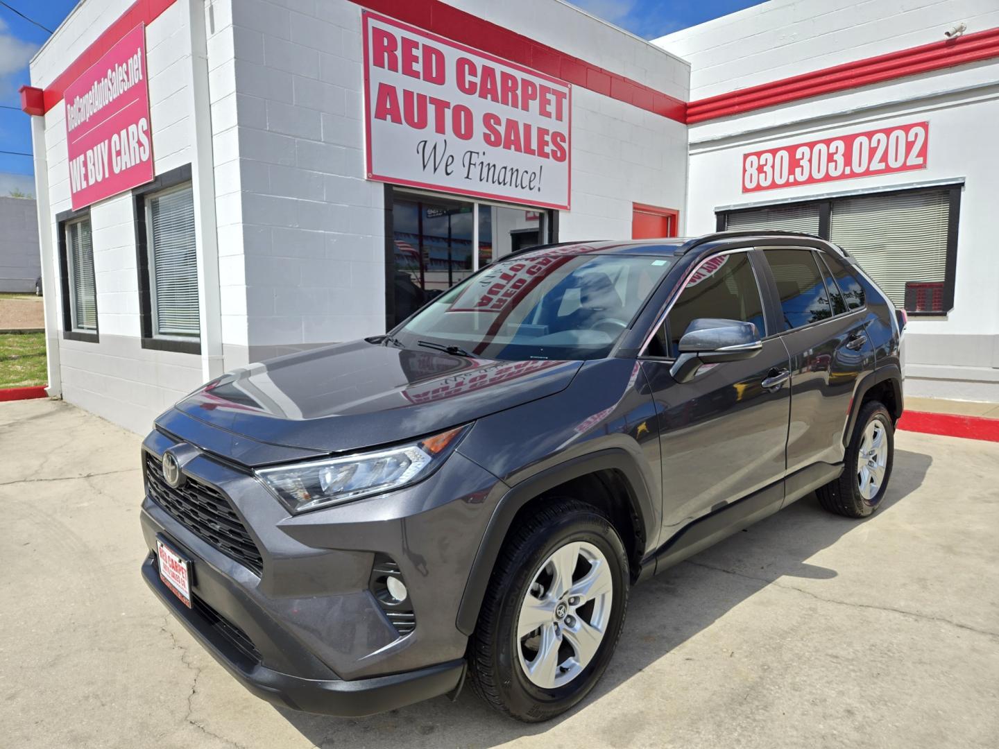 2020 GRAY Toyota RAV4 XLE (2T3W1RFV5LW) with an 2.5L L4 DOHC 16V engine, 8A transmission, located at 503 West Court, Seguin, TX, 78155, (830) 379-3373, 29.568621, -97.969803- Photo#0
