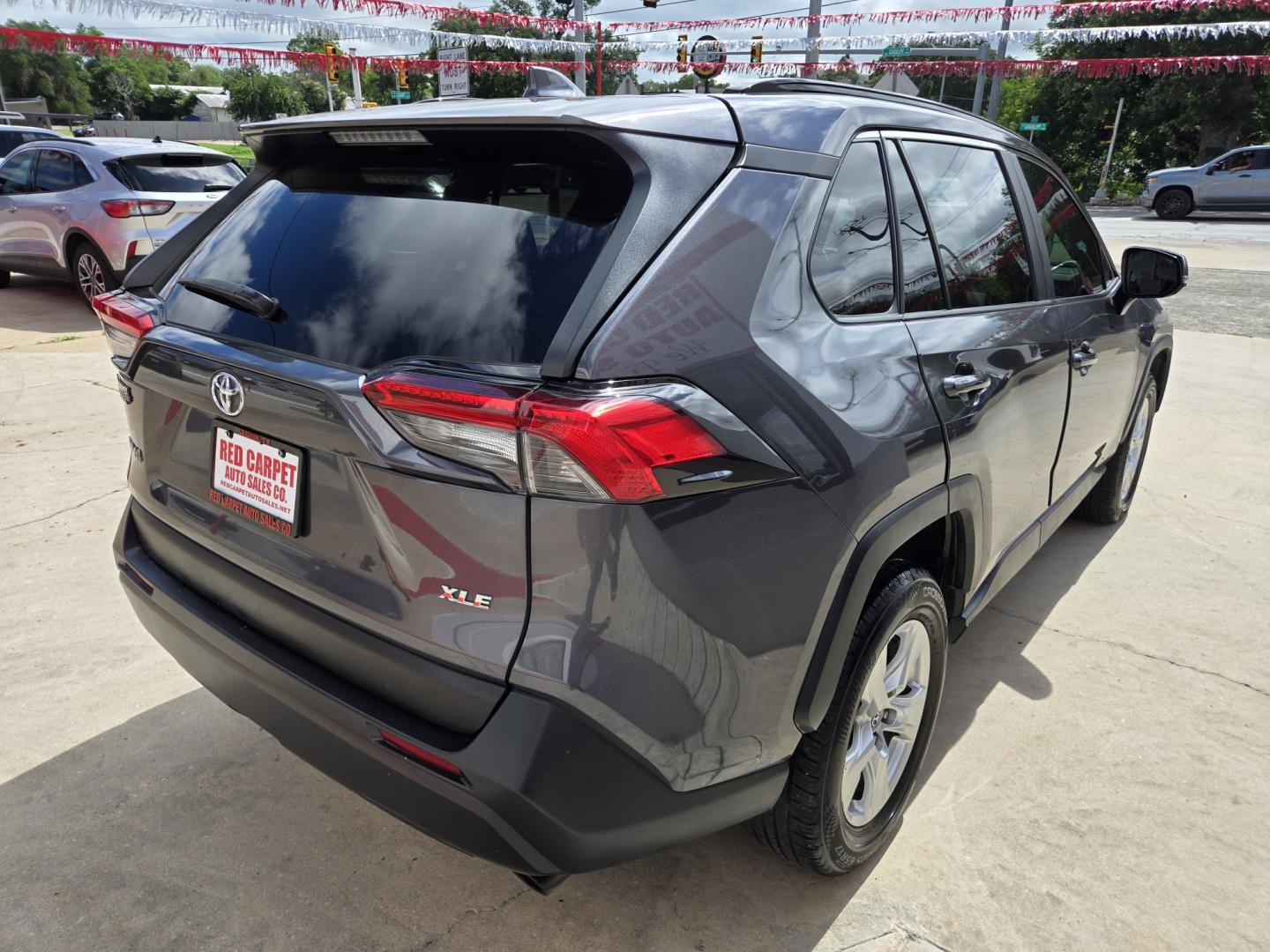 2020 GRAY Toyota RAV4 XLE (2T3W1RFV5LW) with an 2.5L L4 DOHC 16V engine, 8A transmission, located at 503 West Court, Seguin, TX, 78155, (830) 379-3373, 29.568621, -97.969803- Photo#2