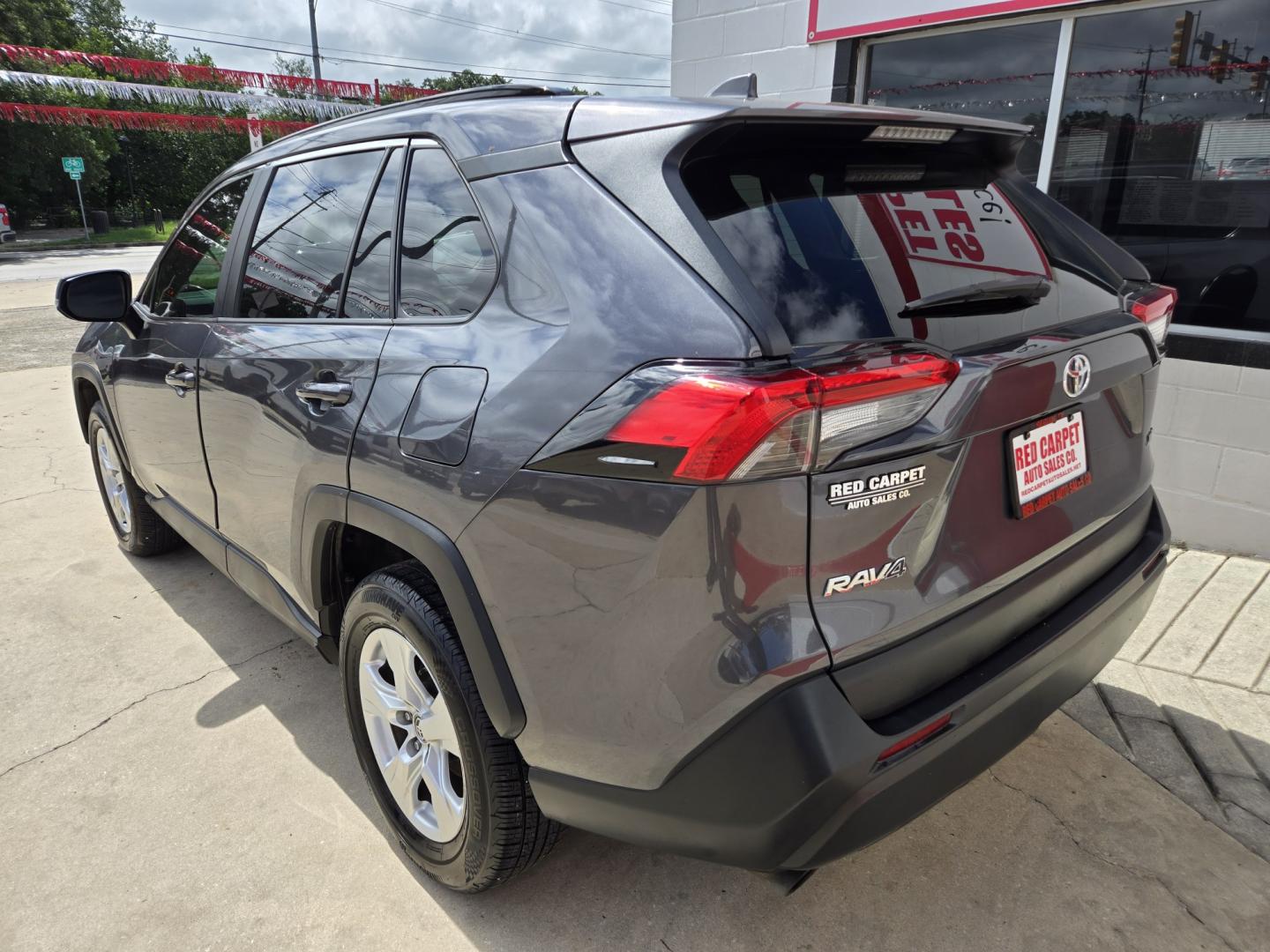 2020 GRAY Toyota RAV4 XLE (2T3W1RFV5LW) with an 2.5L L4 DOHC 16V engine, 8A transmission, located at 503 West Court, Seguin, TX, 78155, (830) 379-3373, 29.568621, -97.969803- Photo#3