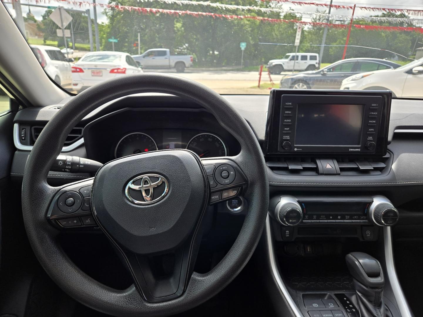 2020 GRAY Toyota RAV4 XLE (2T3W1RFV5LW) with an 2.5L L4 DOHC 16V engine, 8A transmission, located at 503 West Court, Seguin, TX, 78155, (830) 379-3373, 29.568621, -97.969803- Photo#5