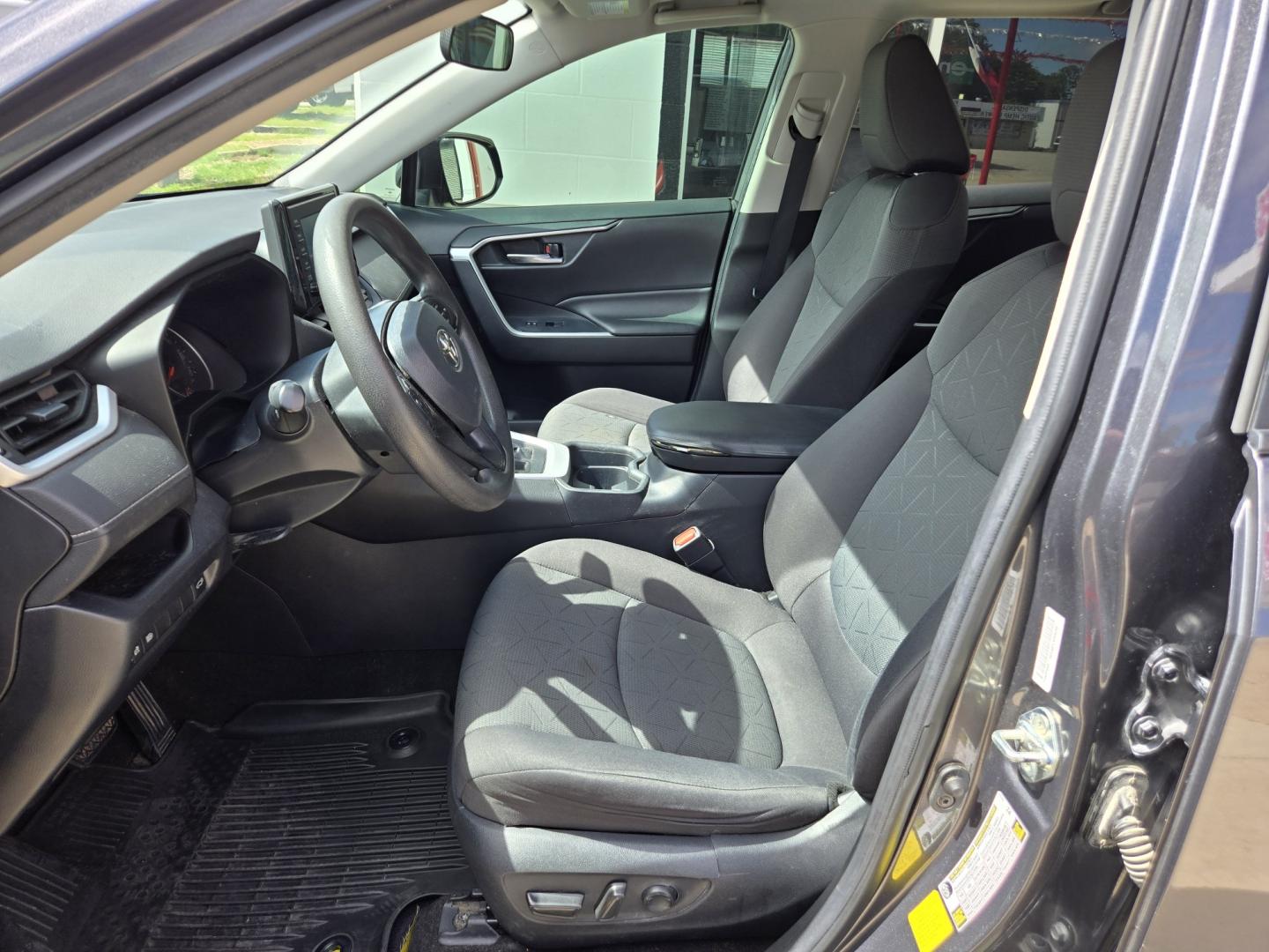 2020 GRAY Toyota RAV4 XLE (2T3W1RFV5LW) with an 2.5L L4 DOHC 16V engine, 8A transmission, located at 503 West Court, Seguin, TX, 78155, (830) 379-3373, 29.568621, -97.969803- Photo#4