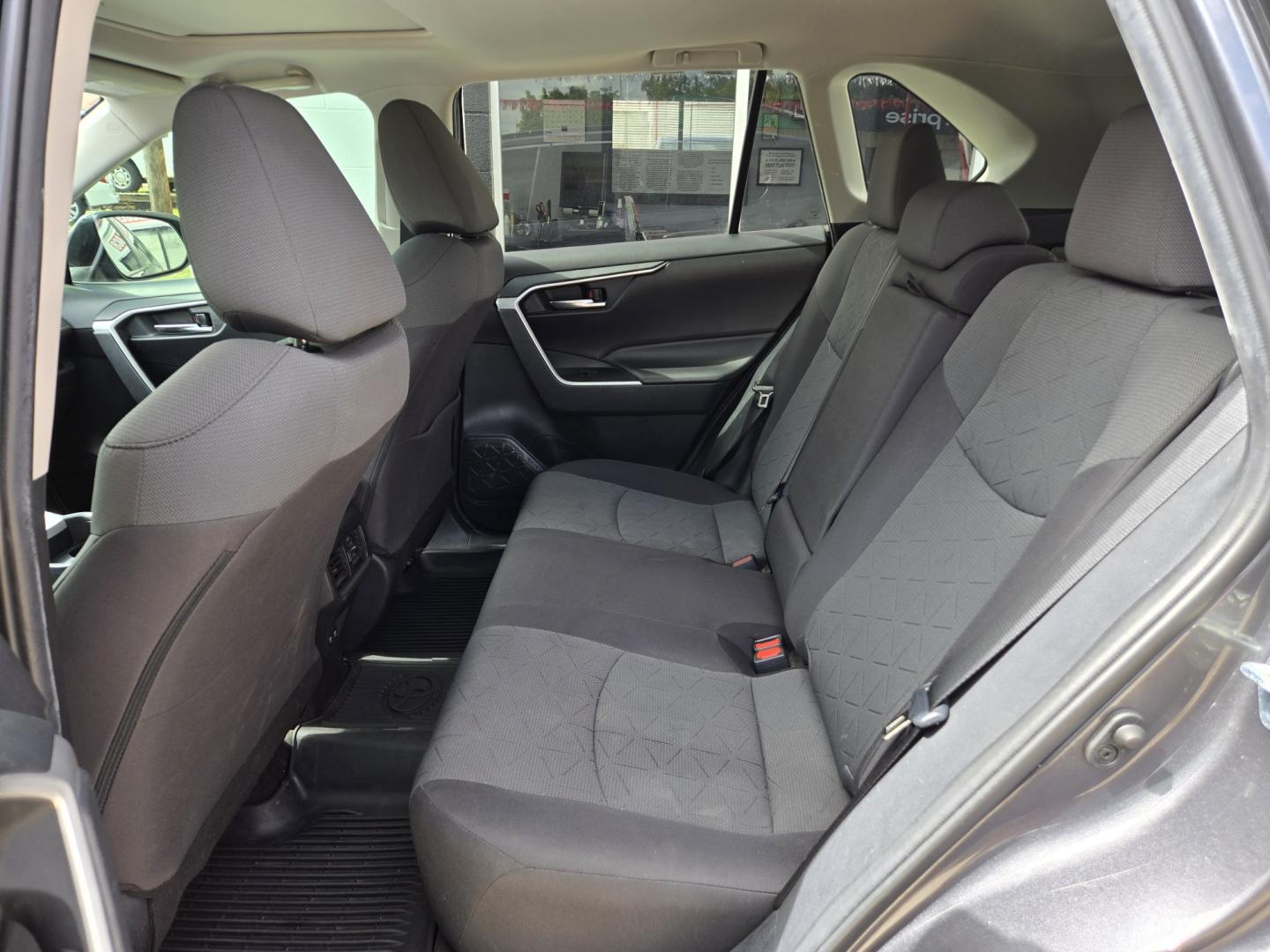 2020 GRAY Toyota RAV4 XLE (2T3W1RFV5LW) with an 2.5L L4 DOHC 16V engine, 8A transmission, located at 503 West Court, Seguin, TX, 78155, (830) 379-3373, 29.568621, -97.969803- Photo#6