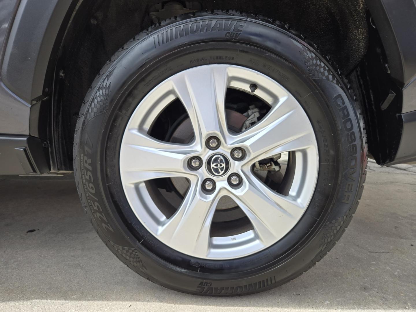 2020 GRAY Toyota RAV4 XLE (2T3W1RFV5LW) with an 2.5L L4 DOHC 16V engine, 8A transmission, located at 503 West Court, Seguin, TX, 78155, (830) 379-3373, 29.568621, -97.969803- Photo#8