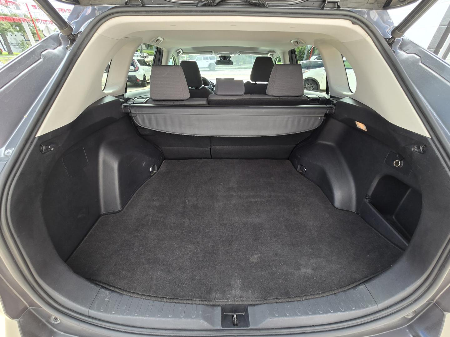 2020 GRAY Toyota RAV4 XLE (2T3W1RFV5LW) with an 2.5L L4 DOHC 16V engine, 8A transmission, located at 503 West Court, Seguin, TX, 78155, (830) 379-3373, 29.568621, -97.969803- Photo#7