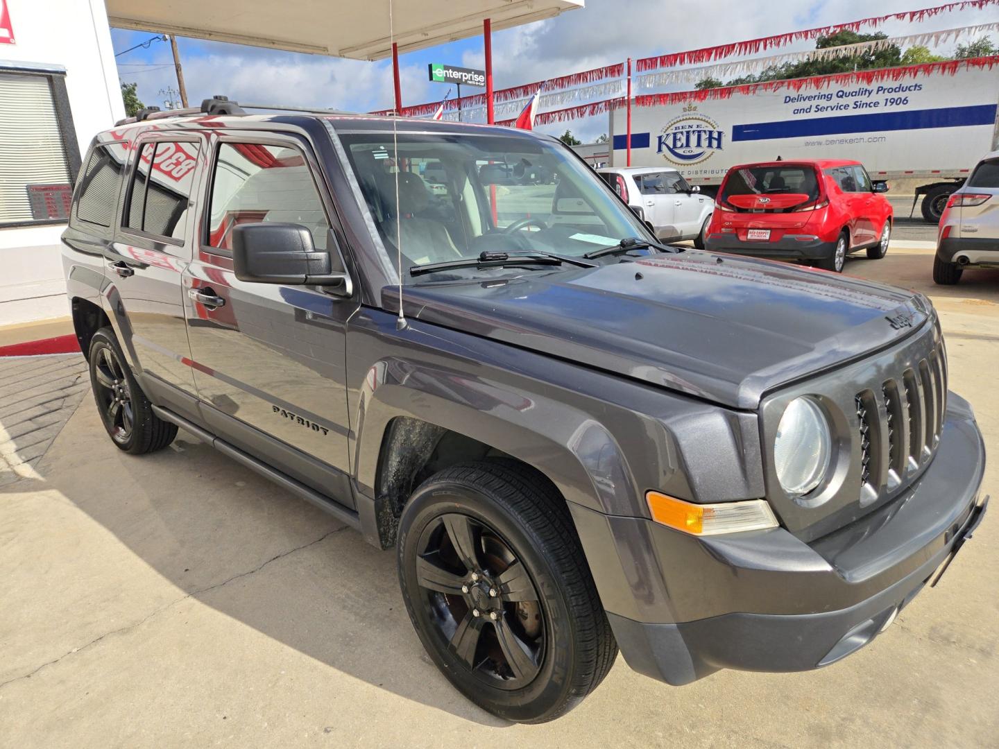 2015 GRAY Jeep Patriot Sport 2WD (1C4NJPBA0FD) with an 2.0L L4 DOHC 16V engine, Automatic transmission, located at 503 West Court, Seguin, TX, 78155, (830) 379-3373, 29.568621, -97.969803 - 2015 Jeep Patriot Sport 2WD with a 2.0L L4 DOHC 16V, Automatic, Tilt, Cruise, AM/FM/CD/AUX Stereo, Power Windows, Locks and Side Mirrors, Tinted Windows, Alloy Wheels, Rear Wiper, Rear Defroster and more!!- Photo#1