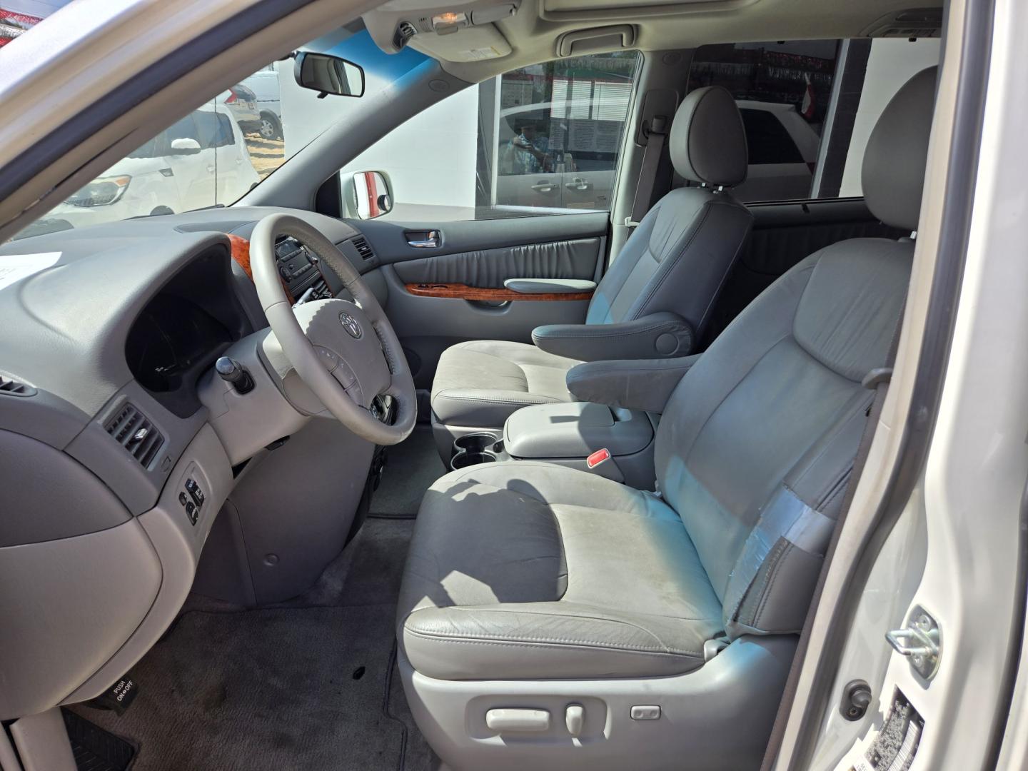 2009 WHITE Toyota Sienna XLE FWD (5TDZK22C19S) with an 3.5L V6 EFI DOHC 24V engine, Automatic transmission, located at 503 West Court, Seguin, TX, 78155, (830) 379-3373, 29.568621, -97.969803 - 2009 Toyota Sienna XLE FWD with a 3.5L V6 EFI DOHC 24V, Automatic, Tilt, Cruise, AM/FM/CD Stereo, Power Windows, Locks, Seat and Side Mirrors, Dual Climate Control, Heated Seats, Leather Seating, Tinted Windows, Power Sunroof, Power Rear Hatch, Alloy Wheels, Rear Wiper, Rear Defroster and more!!- Photo#4