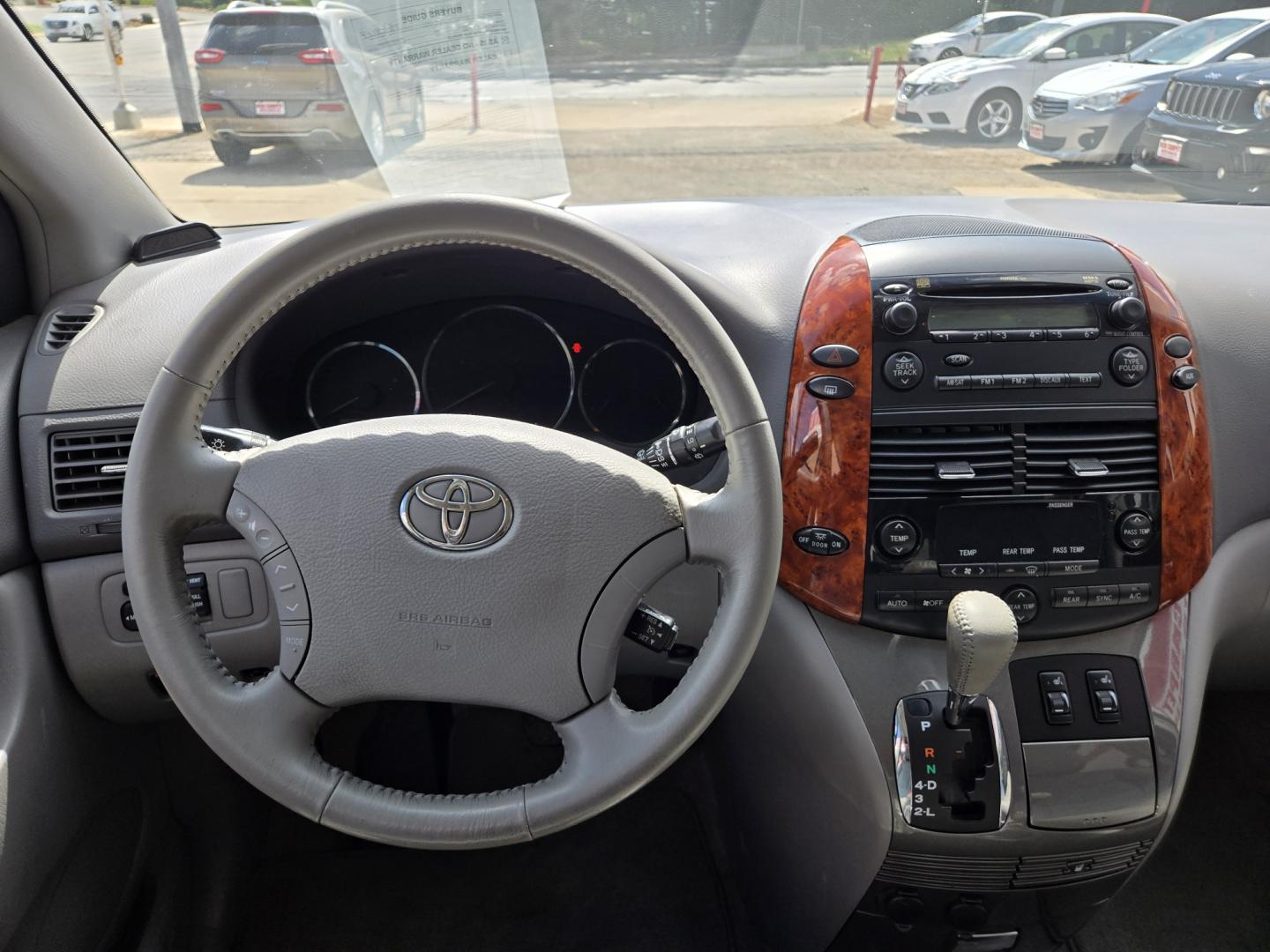 2009 WHITE Toyota Sienna XLE FWD (5TDZK22C19S) with an 3.5L V6 EFI DOHC 24V engine, Automatic transmission, located at 503 West Court, Seguin, TX, 78155, (830) 379-3373, 29.568621, -97.969803 - 2009 Toyota Sienna XLE FWD with a 3.5L V6 EFI DOHC 24V, Automatic, Tilt, Cruise, AM/FM/CD Stereo, Power Windows, Locks, Seat and Side Mirrors, Dual Climate Control, Heated Seats, Leather Seating, Tinted Windows, Power Sunroof, Power Rear Hatch, Alloy Wheels, Rear Wiper, Rear Defroster and more!!- Photo#5