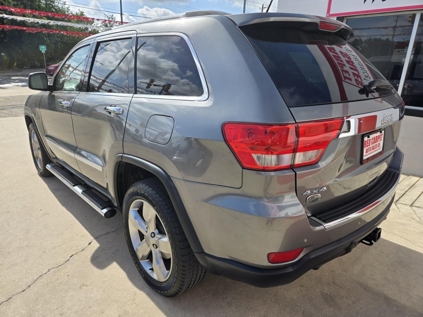2013 Pewter Jeep Grand Cherokee Overland 4WD (1C4RJFCT1DC) with an 5.7L V8 OHV 16V engine, 5-Speed Automatic transmission, located at 503 West Court, Seguin, TX, 78155, (830) 379-3373, 29.568621, -97.969803- Photo#3