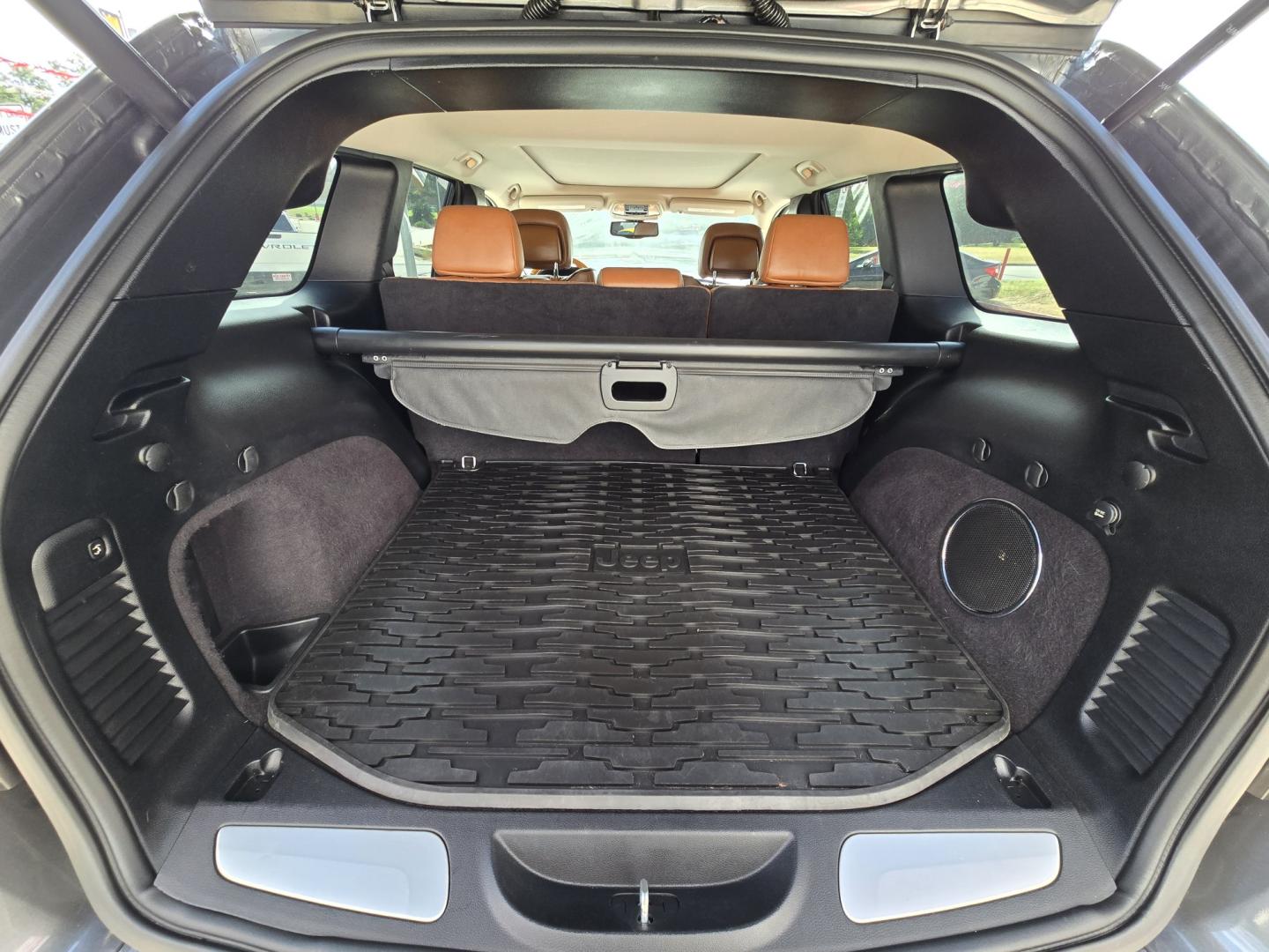 2013 Pewter Jeep Grand Cherokee Overland 4WD (1C4RJFCT1DC) with an 5.7L V8 OHV 16V engine, 5-Speed Automatic transmission, located at 503 West Court, Seguin, TX, 78155, (830) 379-3373, 29.568621, -97.969803- Photo#7