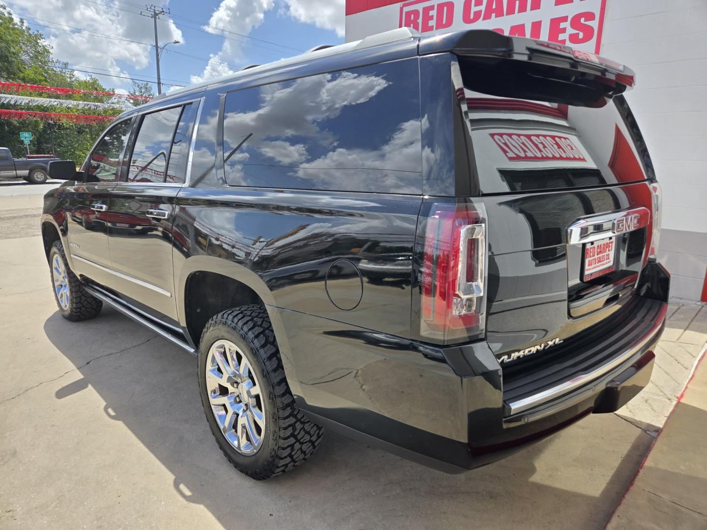 2016 Black GMC Yukon XL Denali 4WD (1GKS2HKJ6GR) with an 6.2L V8 OHV 16V engine, 6A transmission, located at 503 West Court, Seguin, TX, 78155, (830) 379-3373, 29.568621, -97.969803 - 2016 GMC Yukon XL Denali 4WD with a 6.2L V8 OHV 16V, Automatic, Tilt, Cruise, AM/FM Touchscreen Stereo, Power Windows, Locks, Seat and Side Mirrors, Leather Seating, Bluetooth, Dual Climate Control, Rear A/C, Third Row Seating, Power Rear Hatch, Power Running Boards, Power Sunroof, Alloy Wheels, Tin- Photo#3