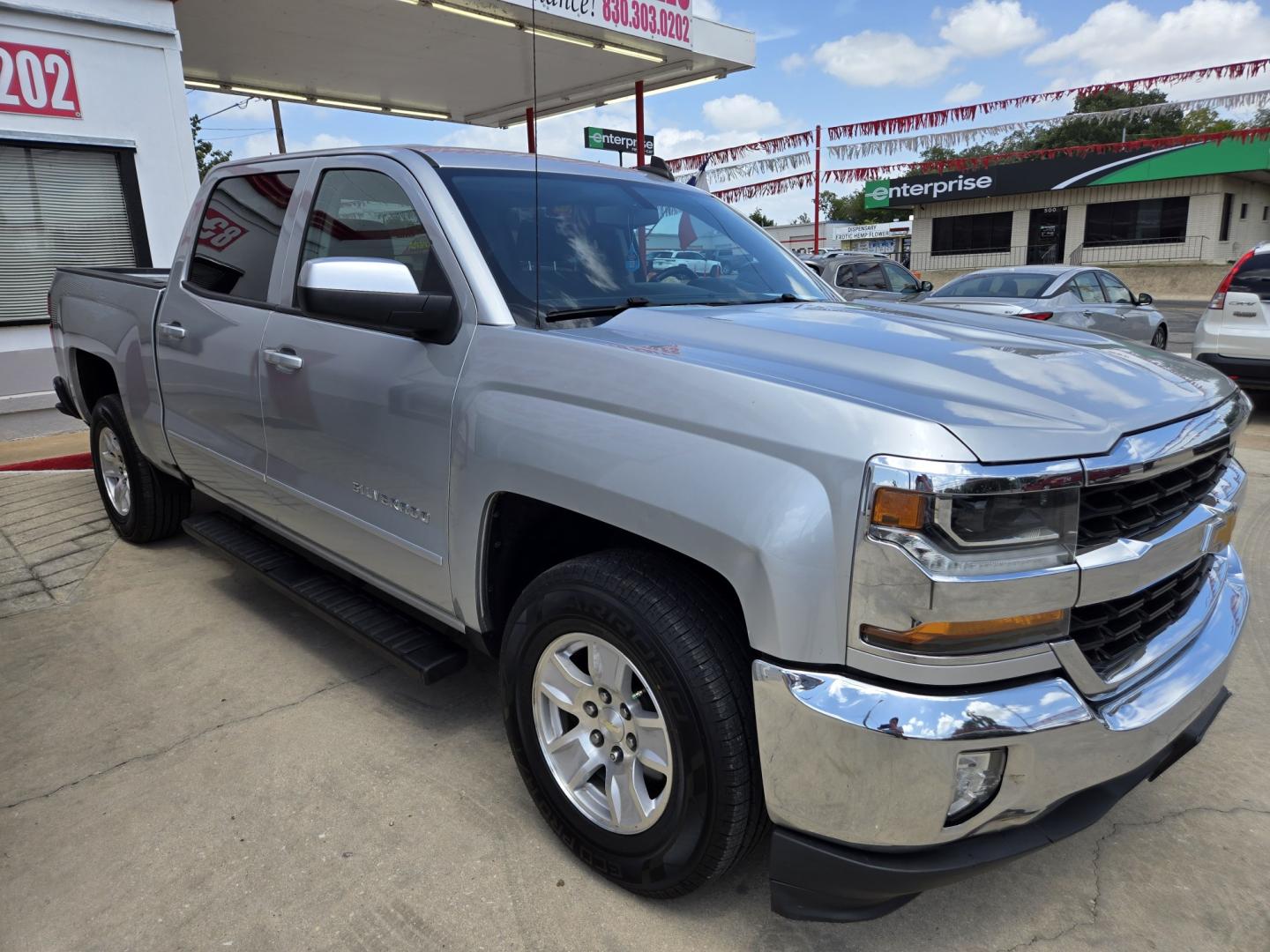 2018 SILVER Chevrolet Silverado 1500 LT Crew Cab 2WD (3GCPCREC5JG) with an 5.3L V8 OHV 16V engine, 6A transmission, located at 503 West Court, Seguin, TX, 78155, (830) 379-3373, 29.568621, -97.969803 - 2018 Chevrolet Silverado 1500 LT Crew Cab 2WD with a 5.3L V8 OHV 16V, Automatic, Tilt, Cruise, AM/FM/AUX Touchscreen Stereo, Power Windows, Locks, Seat and Side Mirrors, Bluetooth, Heated Seats, Dual Climate Control, Onstar Capability, Running Boards, Alloy Wheels, Trailer Towing, Rear Defroster and- Photo#1