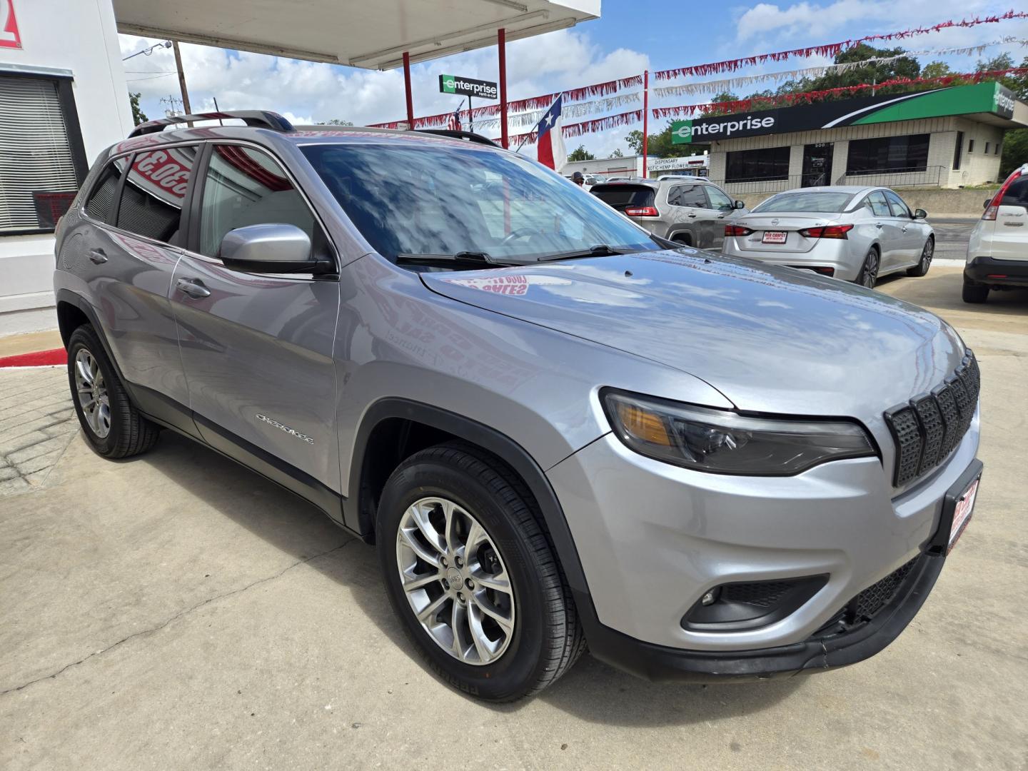2019 SILVER Jeep Cherokee Latitude Plus 4WD (1C4PJMLXXKD) with an 3.2L V6 DOHC 24V engine, Automatic transmission, located at 503 West Court, Seguin, TX, 78155, (830) 379-3373, 29.568621, -97.969803 - 2019 Jeep Cherokee Latitude Plus 4WD with a 3.2L V6 DOHC 24V, Automatic, Tilt, Cruise, AM/FM/AUX Touchscreen Stereo, Power Windows, Locks, Seat and Side Mirrors, Leather Seating, Bluetooth, Tinted Windows, Backup Camera, Alloy Wheels, Rear Wiper, Rear Defroster and more!!- Photo#1