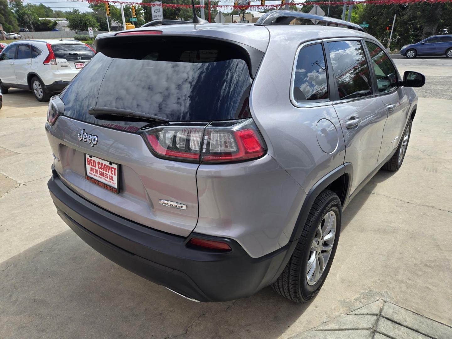 2019 SILVER Jeep Cherokee Latitude Plus 4WD (1C4PJMLXXKD) with an 3.2L V6 DOHC 24V engine, Automatic transmission, located at 503 West Court, Seguin, TX, 78155, (830) 379-3373, 29.568621, -97.969803 - 2019 Jeep Cherokee Latitude Plus 4WD with a 3.2L V6 DOHC 24V, Automatic, Tilt, Cruise, AM/FM/AUX Touchscreen Stereo, Power Windows, Locks, Seat and Side Mirrors, Leather Seating, Bluetooth, Tinted Windows, Backup Camera, Alloy Wheels, Rear Wiper, Rear Defroster and more!!- Photo#2