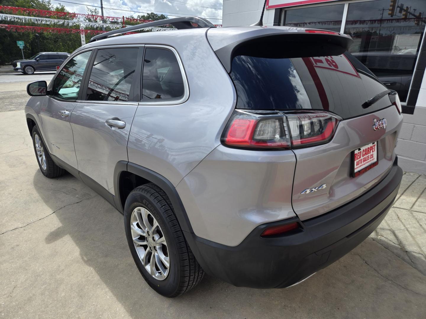 2019 SILVER Jeep Cherokee Latitude Plus 4WD (1C4PJMLXXKD) with an 3.2L V6 DOHC 24V engine, Automatic transmission, located at 503 West Court, Seguin, TX, 78155, (830) 379-3373, 29.568621, -97.969803 - 2019 Jeep Cherokee Latitude Plus 4WD with a 3.2L V6 DOHC 24V, Automatic, Tilt, Cruise, AM/FM/AUX Touchscreen Stereo, Power Windows, Locks, Seat and Side Mirrors, Leather Seating, Bluetooth, Tinted Windows, Backup Camera, Alloy Wheels, Rear Wiper, Rear Defroster and more!!- Photo#3