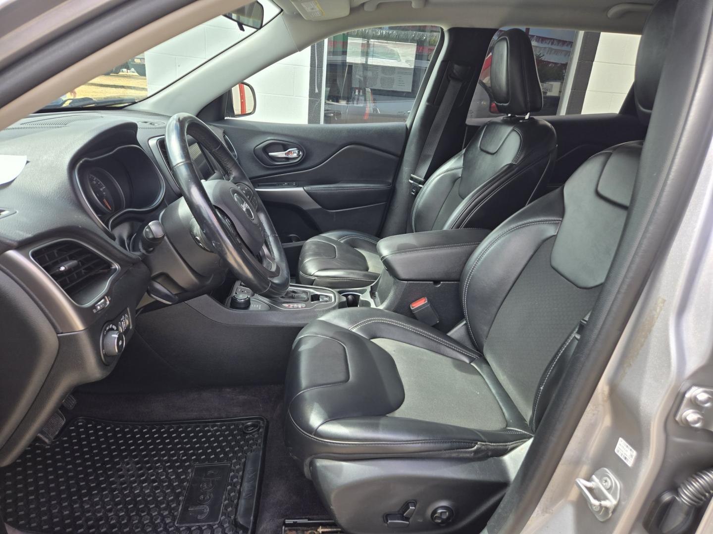 2019 SILVER Jeep Cherokee Latitude Plus 4WD (1C4PJMLXXKD) with an 3.2L V6 DOHC 24V engine, Automatic transmission, located at 503 West Court, Seguin, TX, 78155, (830) 379-3373, 29.568621, -97.969803 - 2019 Jeep Cherokee Latitude Plus 4WD with a 3.2L V6 DOHC 24V, Automatic, Tilt, Cruise, AM/FM/AUX Touchscreen Stereo, Power Windows, Locks, Seat and Side Mirrors, Leather Seating, Bluetooth, Tinted Windows, Backup Camera, Alloy Wheels, Rear Wiper, Rear Defroster and more!!- Photo#4