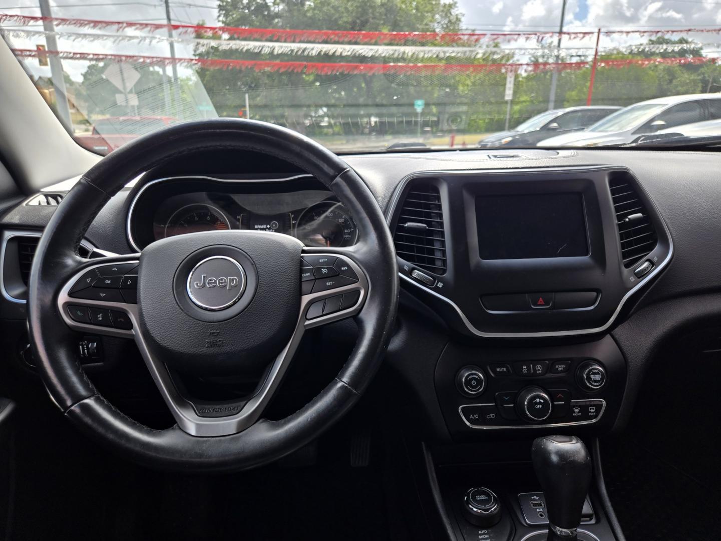 2019 SILVER Jeep Cherokee Latitude Plus 4WD (1C4PJMLXXKD) with an 3.2L V6 DOHC 24V engine, Automatic transmission, located at 503 West Court, Seguin, TX, 78155, (830) 379-3373, 29.568621, -97.969803 - 2019 Jeep Cherokee Latitude Plus 4WD with a 3.2L V6 DOHC 24V, Automatic, Tilt, Cruise, AM/FM/AUX Touchscreen Stereo, Power Windows, Locks, Seat and Side Mirrors, Leather Seating, Bluetooth, Tinted Windows, Backup Camera, Alloy Wheels, Rear Wiper, Rear Defroster and more!!- Photo#5