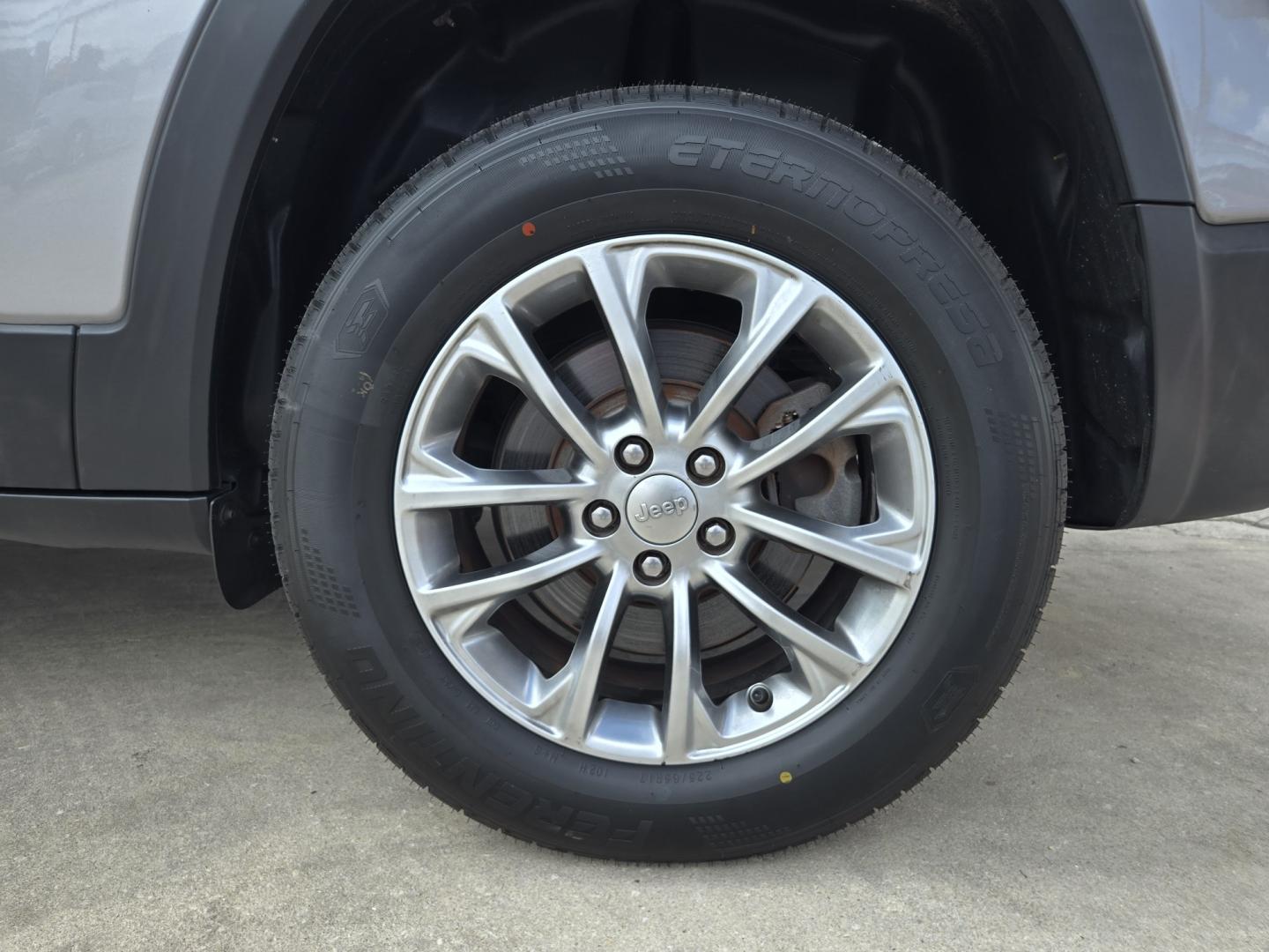 2019 SILVER Jeep Cherokee Latitude Plus 4WD (1C4PJMLXXKD) with an 3.2L V6 DOHC 24V engine, Automatic transmission, located at 503 West Court, Seguin, TX, 78155, (830) 379-3373, 29.568621, -97.969803 - 2019 Jeep Cherokee Latitude Plus 4WD with a 3.2L V6 DOHC 24V, Automatic, Tilt, Cruise, AM/FM/AUX Touchscreen Stereo, Power Windows, Locks, Seat and Side Mirrors, Leather Seating, Bluetooth, Tinted Windows, Backup Camera, Alloy Wheels, Rear Wiper, Rear Defroster and more!!- Photo#8