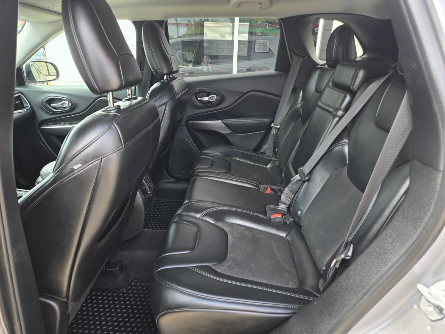 2019 SILVER Jeep Cherokee Latitude Plus 4WD (1C4PJMLXXKD) with an 3.2L V6 DOHC 24V engine, Automatic transmission, located at 503 West Court, Seguin, TX, 78155, (830) 379-3373, 29.568621, -97.969803 - 2019 Jeep Cherokee Latitude Plus 4WD with a 3.2L V6 DOHC 24V, Automatic, Tilt, Cruise, AM/FM/AUX Touchscreen Stereo, Power Windows, Locks, Seat and Side Mirrors, Leather Seating, Bluetooth, Tinted Windows, Backup Camera, Alloy Wheels, Rear Wiper, Rear Defroster and more!!- Photo#6